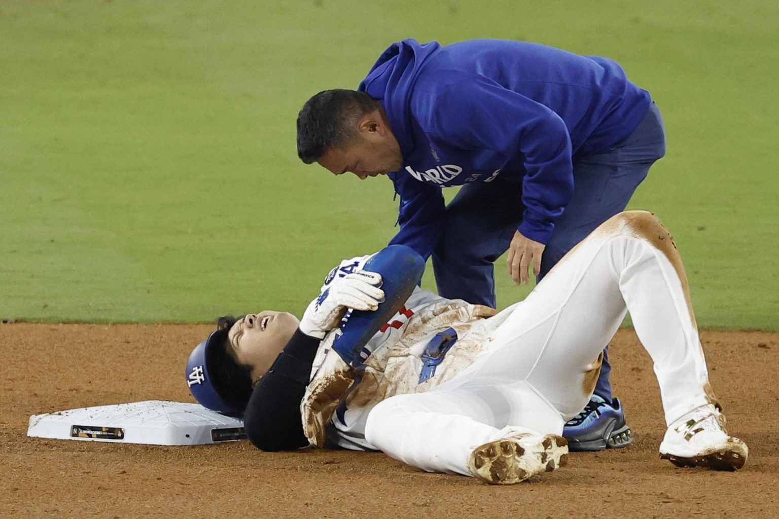 El japonés Shohei Ohtani, de los Dodgers, tuvo que dejar el juego ante los Yanquis por molestias en el hombro en la séptima entrada. EFE/EPA/CAROLINE BREHMAN