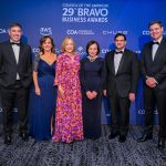 Fotografía cedida por LLYC donde aparecen la presidenta del Americas Society/Council of the Americas (AS/COA), Susan Segal (3-d), y la vicepresdente, María Lourdes Terán (2-i), posando junto a los galardonados con los premios Bravo, Martin Umaran (i), por Globant, ganadora de la Compañía de la Década; Paula Santilli (3-i), por PepsiCo Latin America, ganadora del galardón al Liderazgo Visionario; Francisco Alvarez-Demalde (2-d), por Riverwood Capital, ganador del premio al Inversor del Año, y João Vitor Menin, de Inter&Co, ganador del premio Innovador del Año, durante una gala celebrada este miércoles, en Coral Gables, Fl (EE.UU.). EFE/LLYC /SOLO USO EDITORIAL /NO VENTAS /SOLO DISPONIBLE PARA ILUSTRAR LA NOTICIA QUE ACOMPAÑA /CRÉDITO OBLIGATORIO