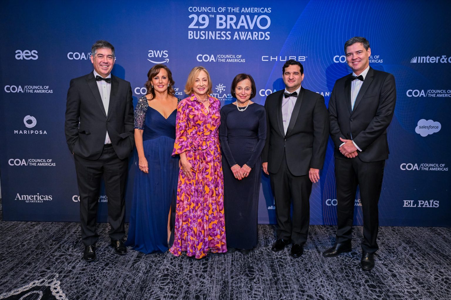 Fotografía cedida por LLYC donde aparecen la presidenta del Americas Society/Council of the Americas (AS/COA), Susan Segal (3-d), y la vicepresdente, María Lourdes Terán (2-i), posando junto a los galardonados con los premios Bravo, Martin Umaran (i), por Globant, ganadora de la Compañía de la Década; Paula Santilli (3-i), por PepsiCo Latin America, ganadora del galardón al Liderazgo Visionario; Francisco Alvarez-Demalde (2-d), por Riverwood Capital, ganador del premio al Inversor del Año, y João Vitor Menin, de Inter&Co, ganador del premio Innovador del Año, durante una gala celebrada este miércoles, en Coral Gables, Fl (EE.UU.). EFE/LLYC /SOLO USO EDITORIAL /NO VENTAS /SOLO DISPONIBLE PARA ILUSTRAR LA NOTICIA QUE ACOMPAÑA /CRÉDITO OBLIGATORIO