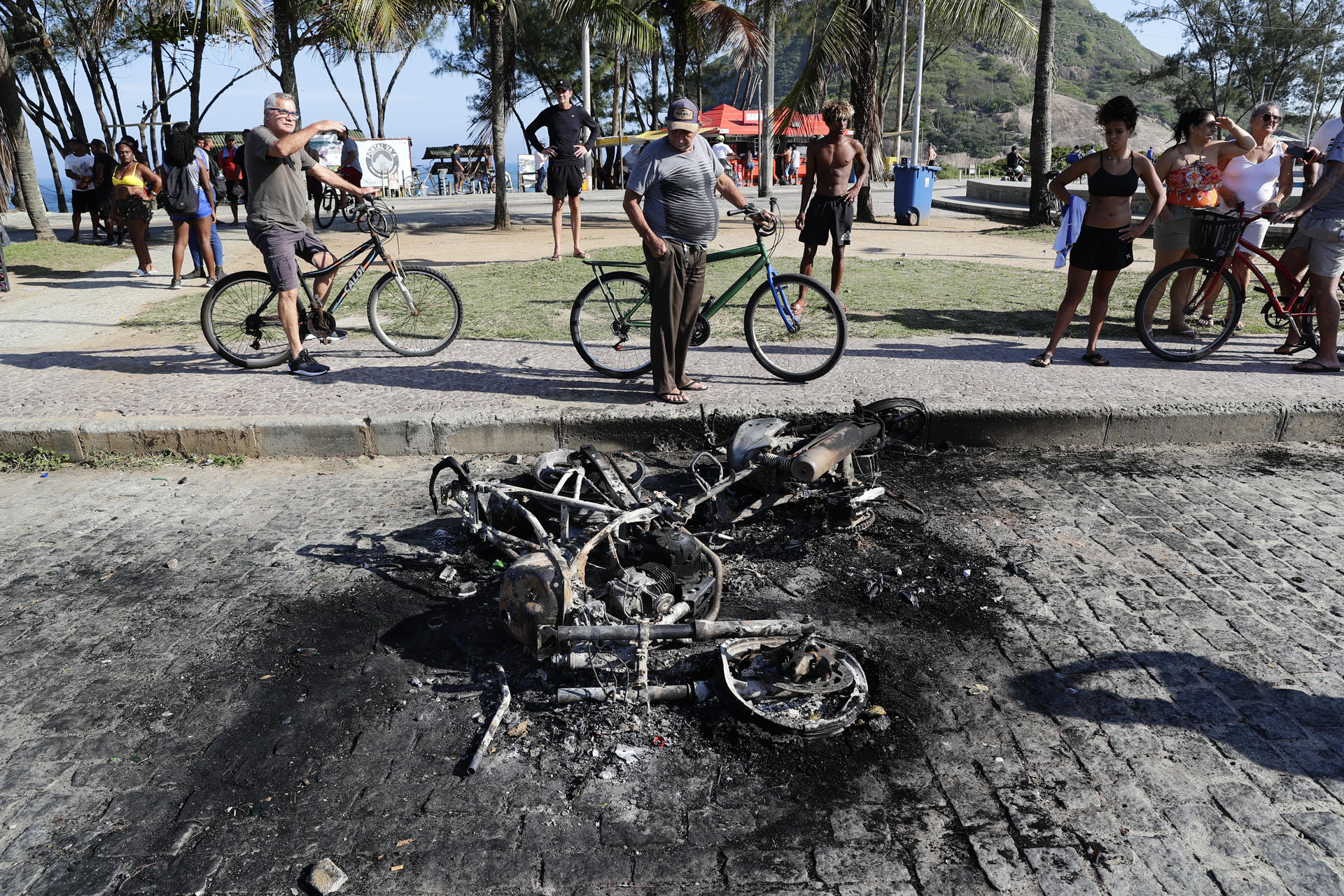 Fotografía de una moto incinerada durante disturbios con los fanáticos del uruguayo Peñarol en la playa de Pontal en Río de Janeiro (Brasil). EFE/ André Coelho
