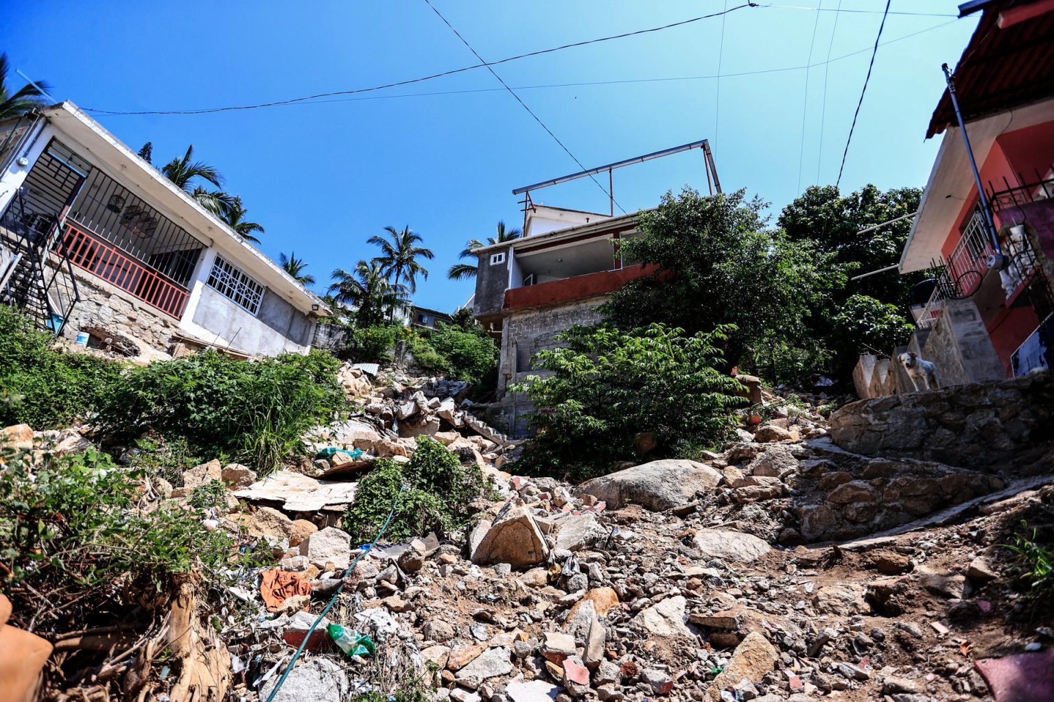 Fotografía de viviendas afectadas tras el paso del huracán 'Otis', en el balneario de Acapulco, este jueves, en el estado de Guerrero (México). EFE/ David Guzmán.