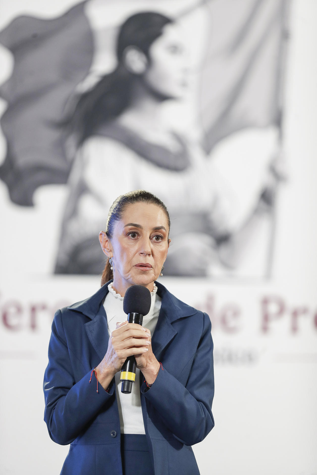 La presidenta de México, Claudia Sheinbaum, habla este jueves durante una rueda de prensa en Palacio Nacional, de la Ciudad de México (México). EFE/ Isaac Esquivel
