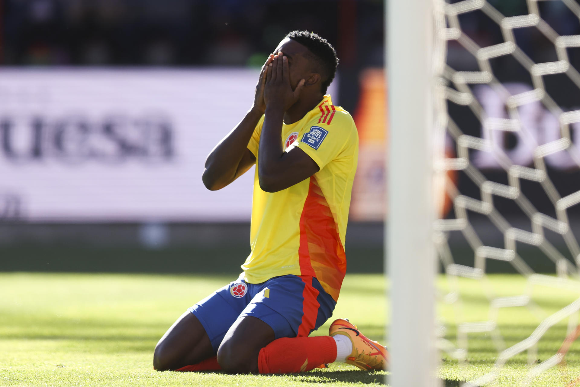 Jhon Córdoba de Colombia se lamenta al fallar un gol en un partido de las eliminatorias sudamericanas para el Mundial de 2026. EFE/ Luis Gandarillas
