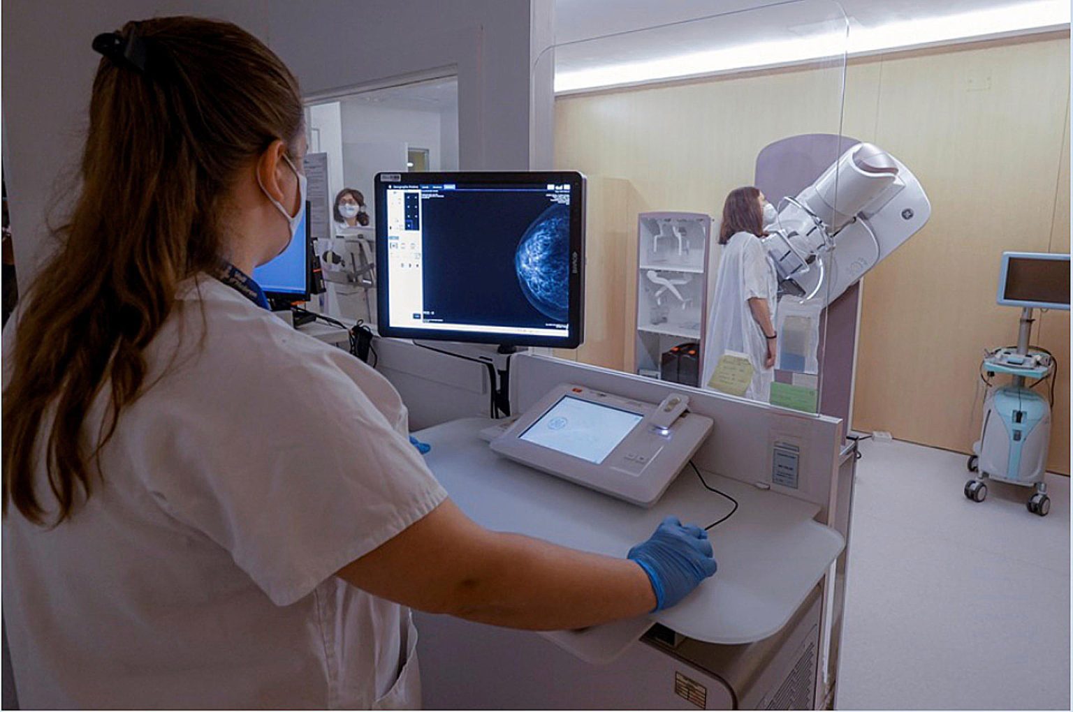 Fotografía de archivo del 10 de agosto de 2022 de una mujer realizándose un estudia de mastografía en un laboratorio de Barcelona (España). EFE/ Quique García