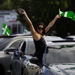 Simpatizantes de Alianza de País participan en sus vehículos en la 'Caravana del Triunfo', este sábado en San Juan (Puerto Rico). EFE/ Thais Llorca