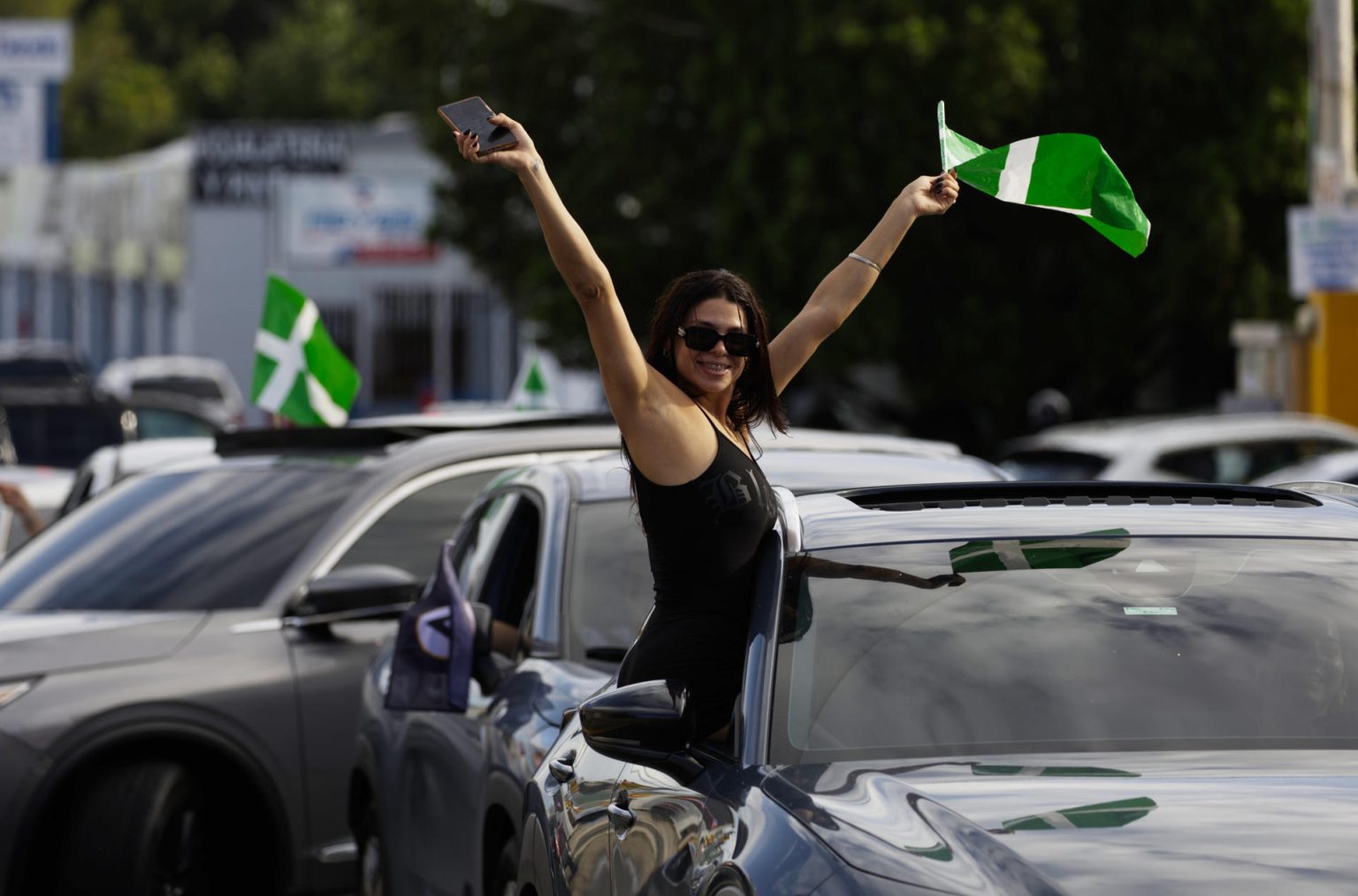 Simpatizantes de Alianza de País participan en sus vehículos en la 'Caravana del Triunfo', este sábado en San Juan (Puerto Rico). EFE/ Thais Llorca