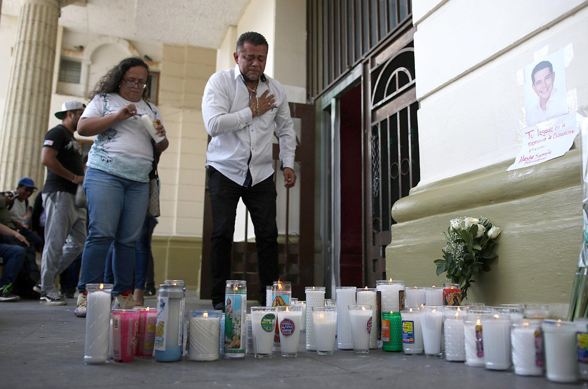 Dos personas rezan este lunes frente al altar en memoria del alcalde de Chilpancingo, Alejandro Arcos Catalán, asesinado el pasado domingo en el estado de Guerrero (México). EFE/José Luis de la Cruz
