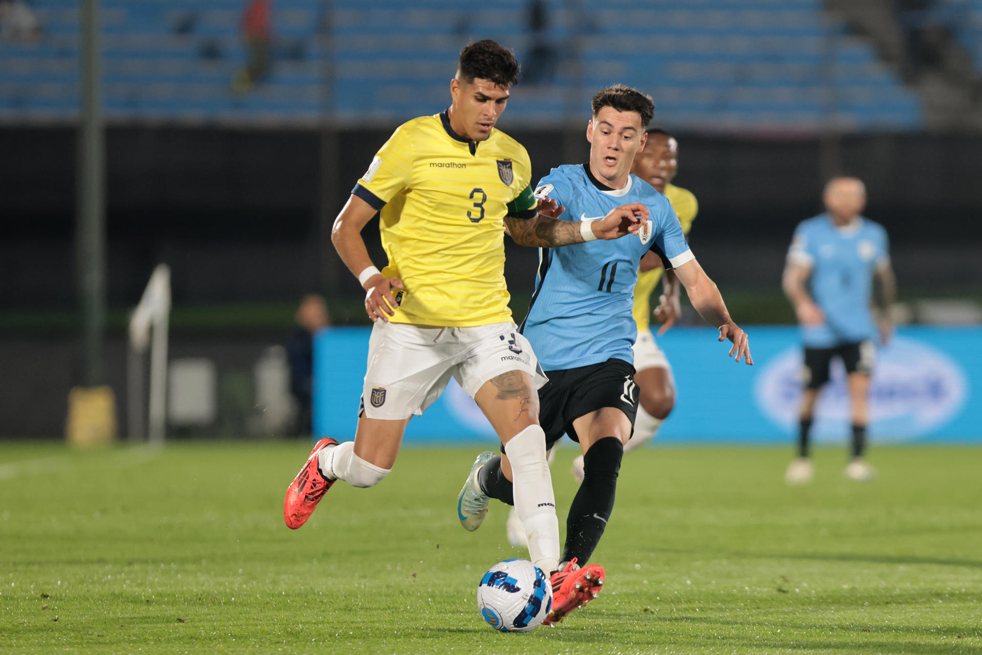 Facundo Pellistri (d) de Uruguay disputa un balón con Piero Hincapié de Ecuador en un partido de las eliminatorias sudamericanas para el Mundial 2026. EFE/ Gastón Britos
