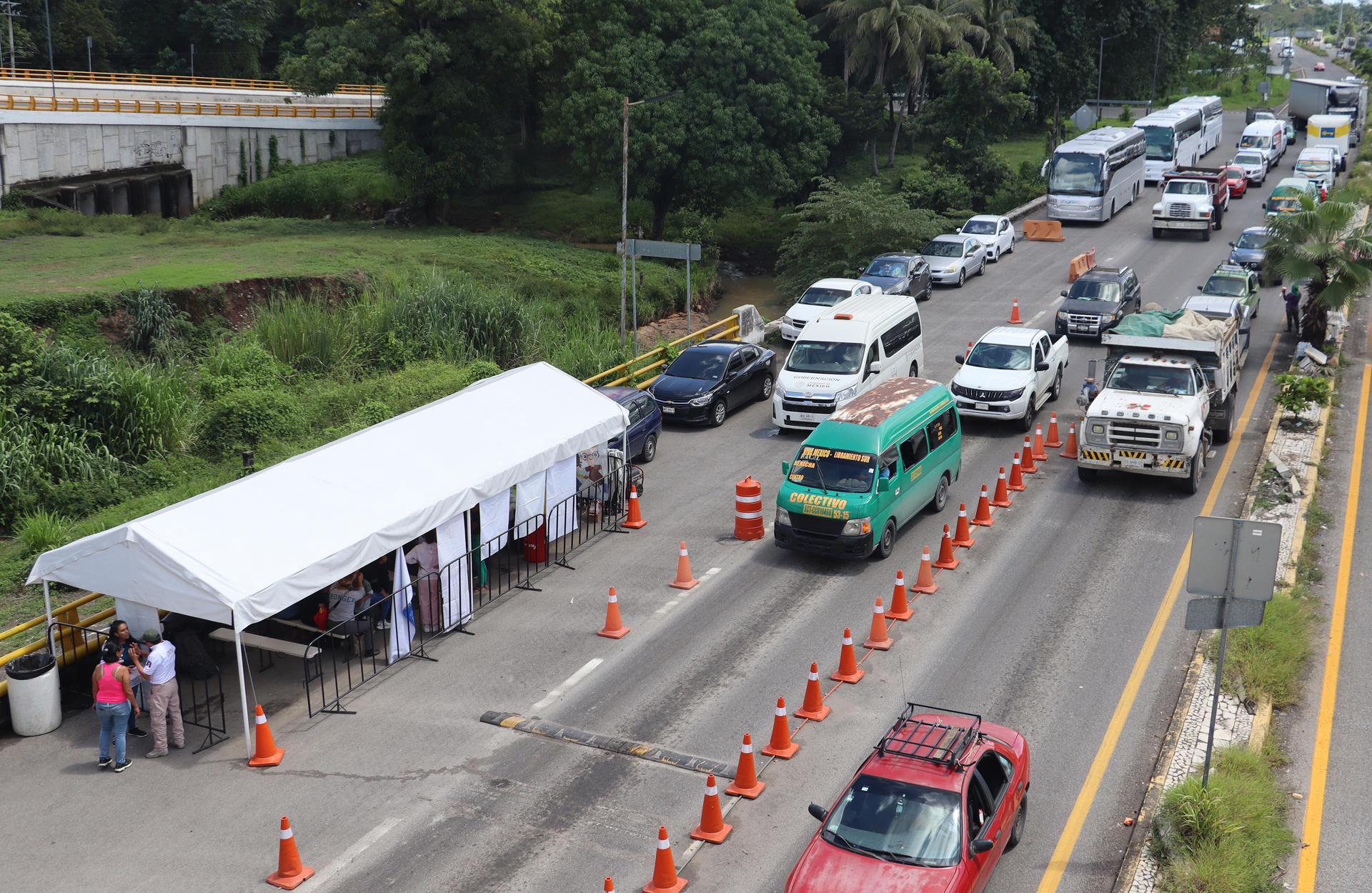 Personal del Instituto Nacional de Migración realiza retenes para detener a migrantes en las principales carreteras este viernes, en el municipio de Tapachula en Chiapas (México). EFE/Juan Manuel Blanco
