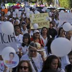 Cientos de personas participan en la marcha para exigir justicia por el asesinato del alcalde Alejandro Arcos Catalán, este jueves en Chilpancingo, en el estado de Guerrero (México). EFE/José Luis de la Cruz