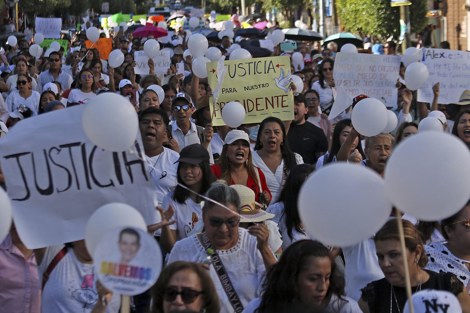 Cientos de personas participan en la marcha para exigir justicia por el asesinato del alcalde Alejandro Arcos Catalán, este jueves en Chilpancingo, en el estado de Guerrero (México). EFE/José Luis de la Cruz