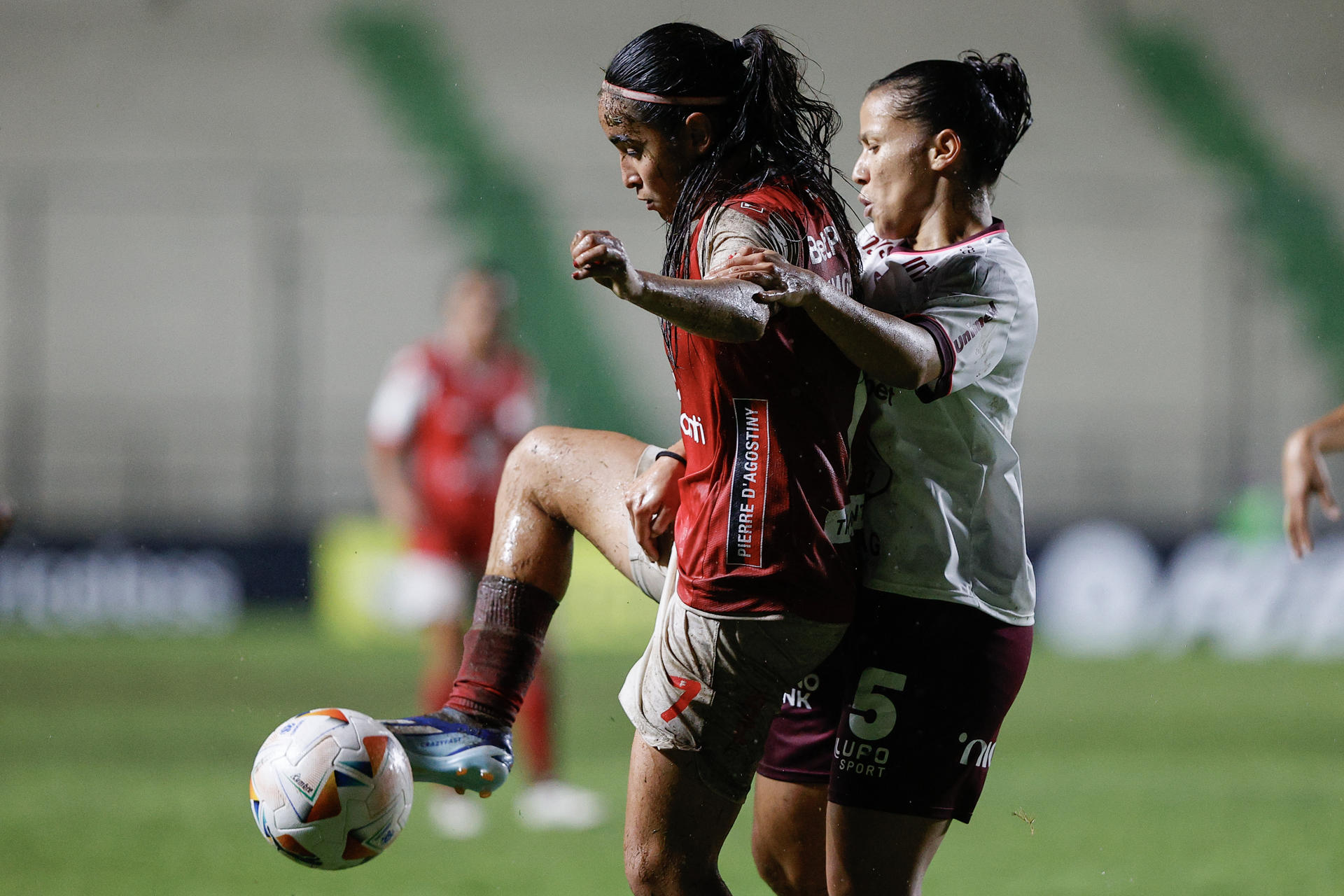 Mariana Zamorano (i) de Santa Fe y Nicoly de Ferroviária en un pasaje del partido que igualaron 1-1 este miércoles, en el partido de cierre del Grupo C de la Copa Libertadores jugado en el estadio asunceno Arsenio Erico. EFE/ Juan Pablo Pino
