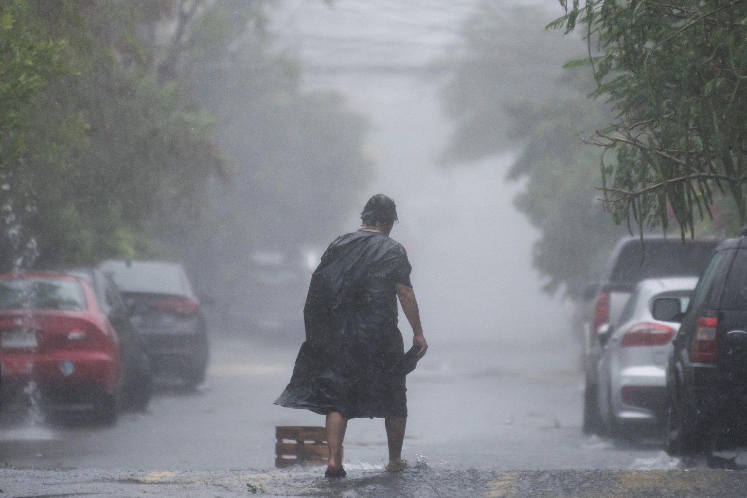 Una persona camina bajo la lluvia, en Monterrey, Nuevo León (México). Imagen de archivo. EFE/ Miguel Sierra