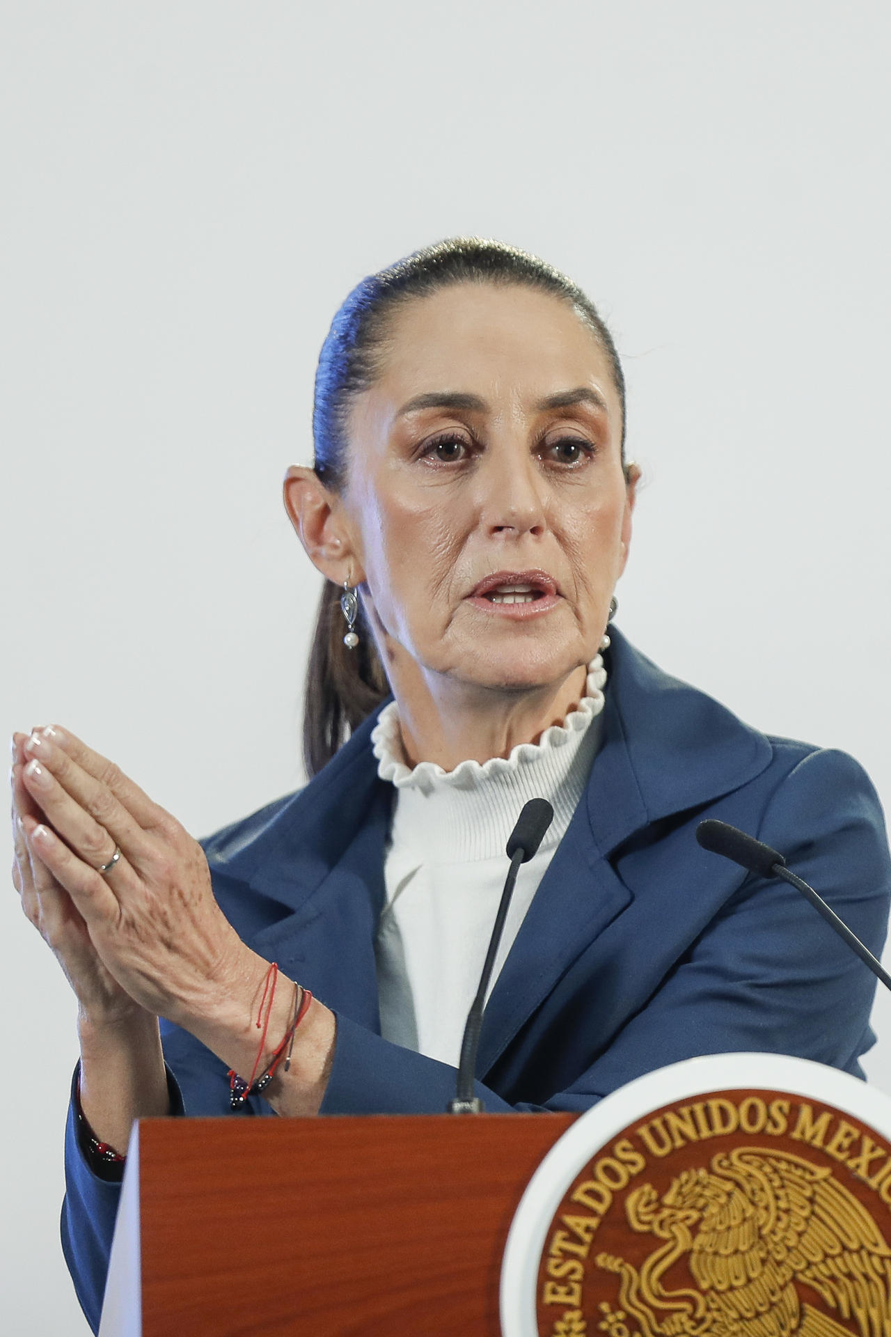 La presidenta de México, Claudia Sheinbaum, habla este jueves durante una rueda de prensa en Palacio Nacional, de la Ciudad de México (México). EFE/ Isaac Esquivel
