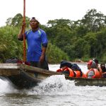 Fotografía del 8 de octubre de 2024 de migrantes transportándose en una lancha por el rio Turquesa desde el pueblo de Bajo Chiquito al centro de recepción migratoria de Lajas Blancas (Panamá). EFE/ Moncho Torres