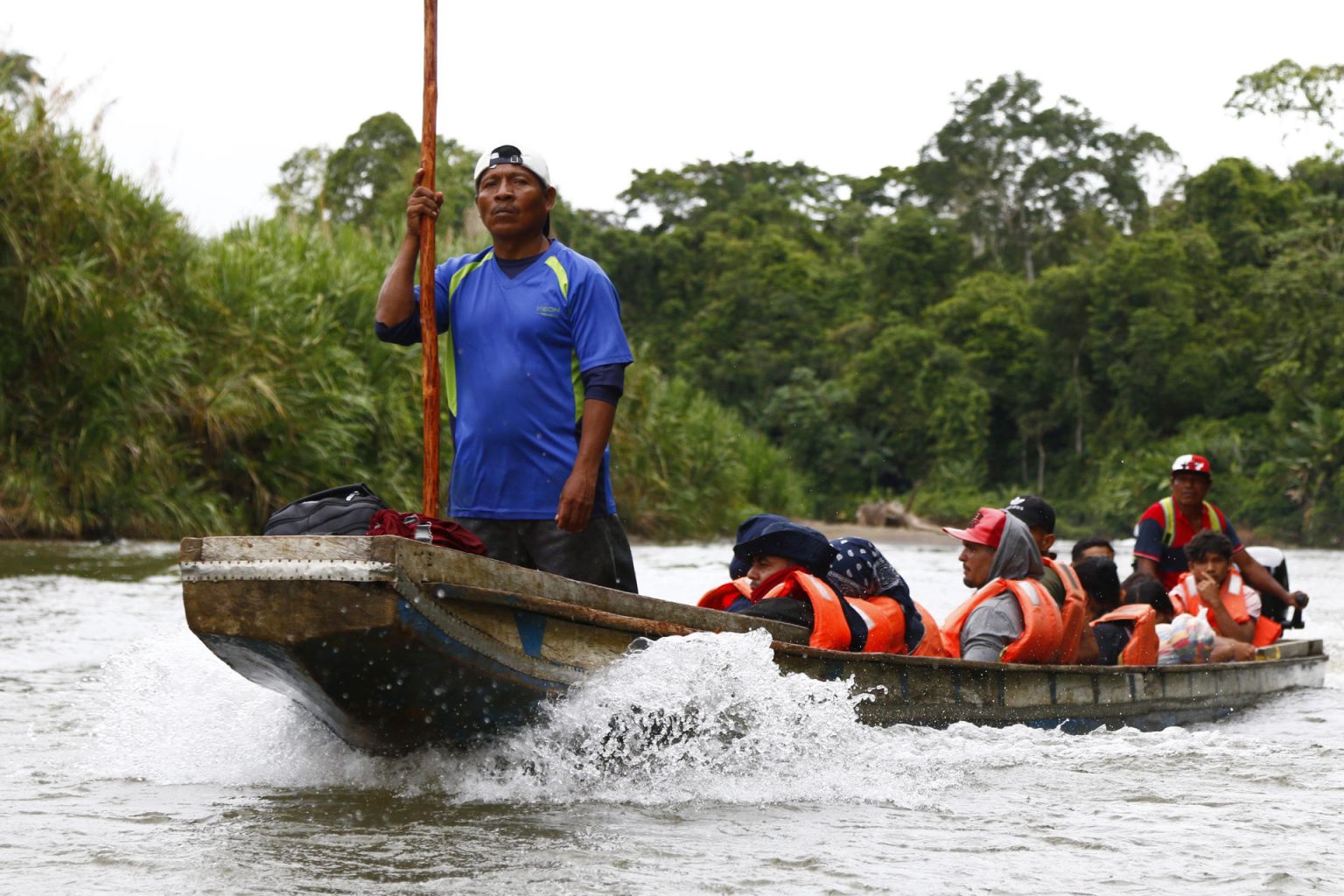 Fotografía del 8 de octubre de 2024 de migrantes transportándose en una lancha por el rio Turquesa desde el pueblo de Bajo Chiquito al centro de recepción migratoria de Lajas Blancas (Panamá). EFE/ Moncho Torres