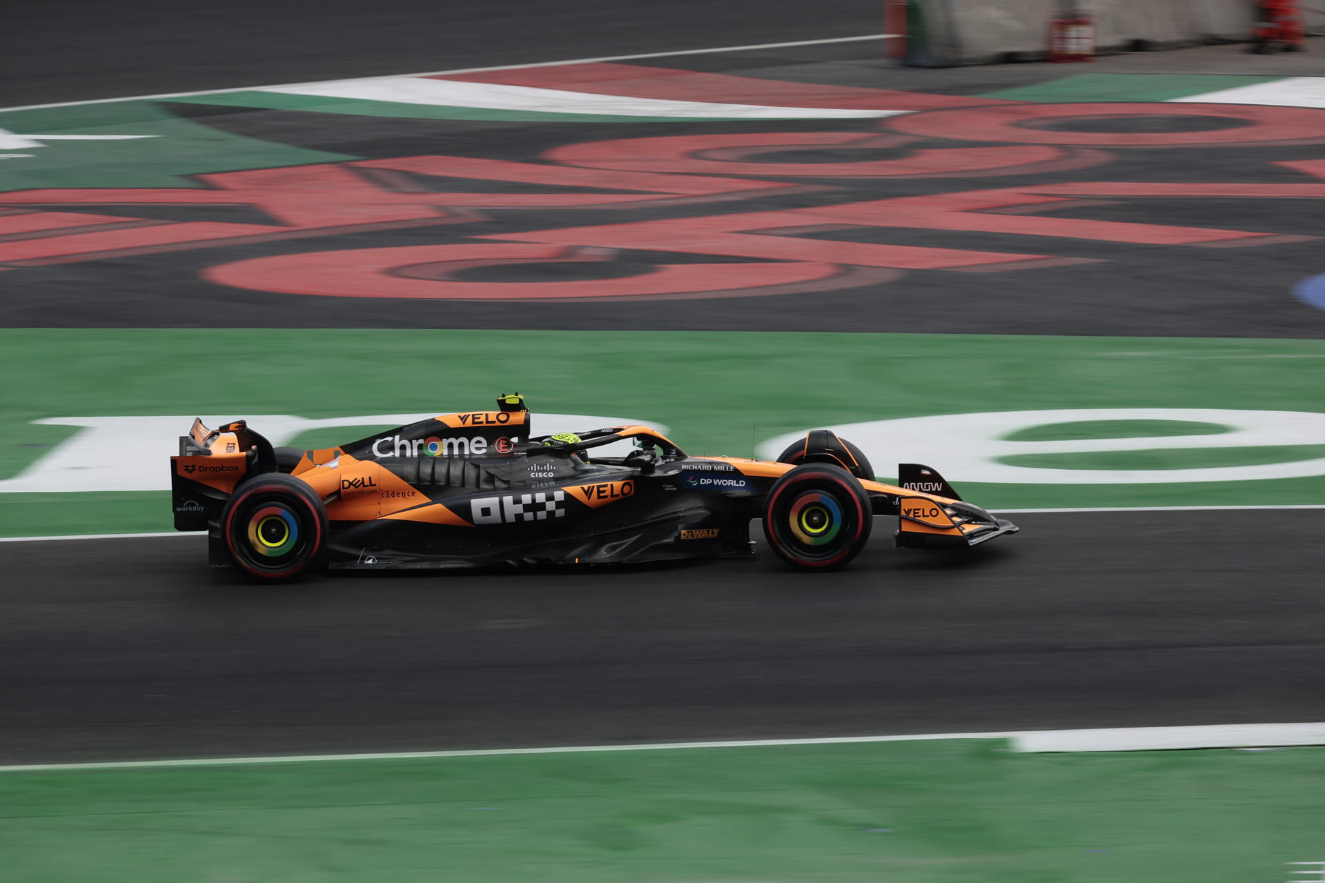 El piloto británico del equipo McLaren Lando Norris, participa este sábado en la sesión de clasificación del Gran Premio de Fórmula 1 en el autódromo Hermanos Rodriguez de la Ciudad de México (México). EFE/José Méndez
