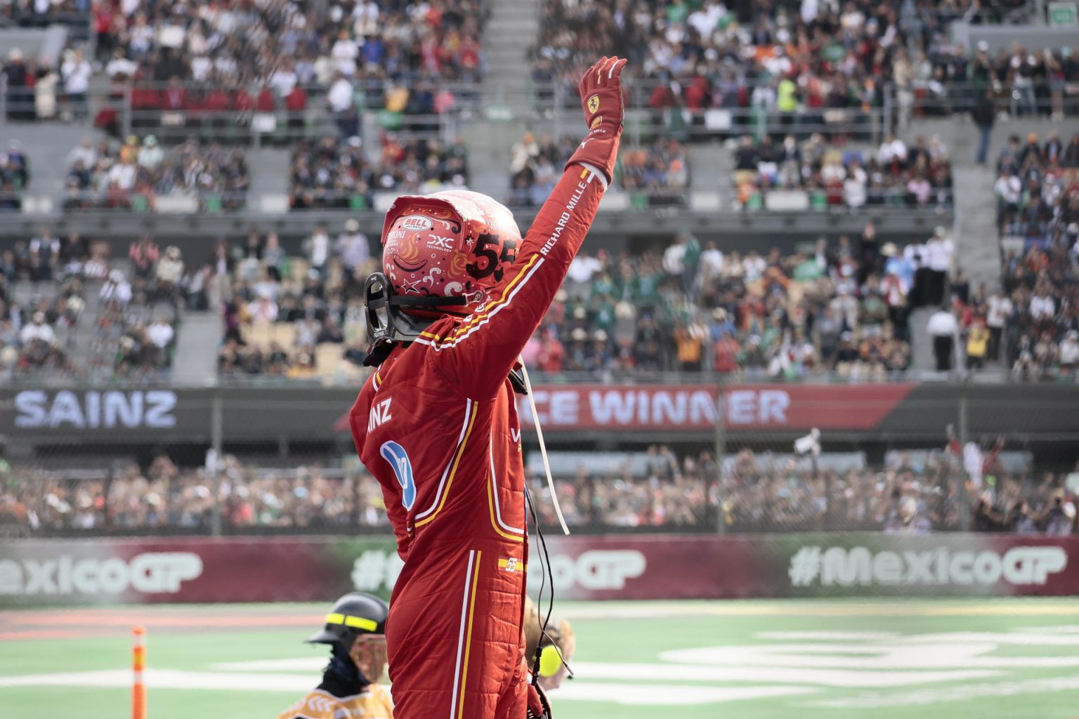 El piloto español del equipo Ferrari Carlos Sainz, celebra tras ganar este domingo en el Gran Premio de Fórmula 1 en el autódromo Hermanos Rodriguez de la Ciudad de México (México). EFE/José Méndez