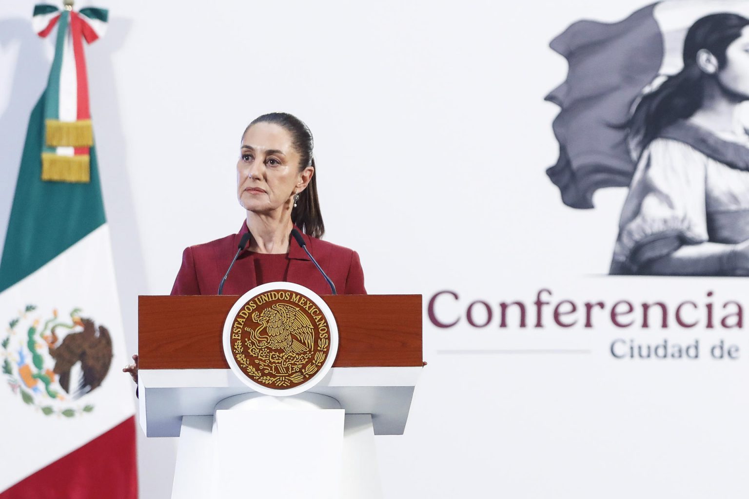 La presidenta de México, Claudia Sheinbaum, habla este martes durante una rueda de prensa en el Palacio Nacional, en Ciudad de México (México). EFE/ Mario Guzmán