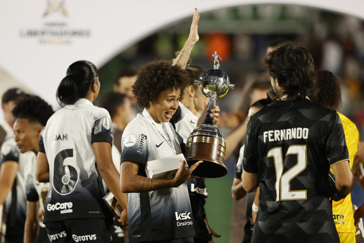 Jugadoras de Corinthians celebran con el trofeo al ganar la Copa Libertadores Femenina. EFE/ Juan Pablo Pino