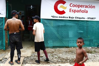 Personas esperan frente a un puesto de salud este martes, en Bajo Chiquito (Panamá). EFE/ Moncho Torres