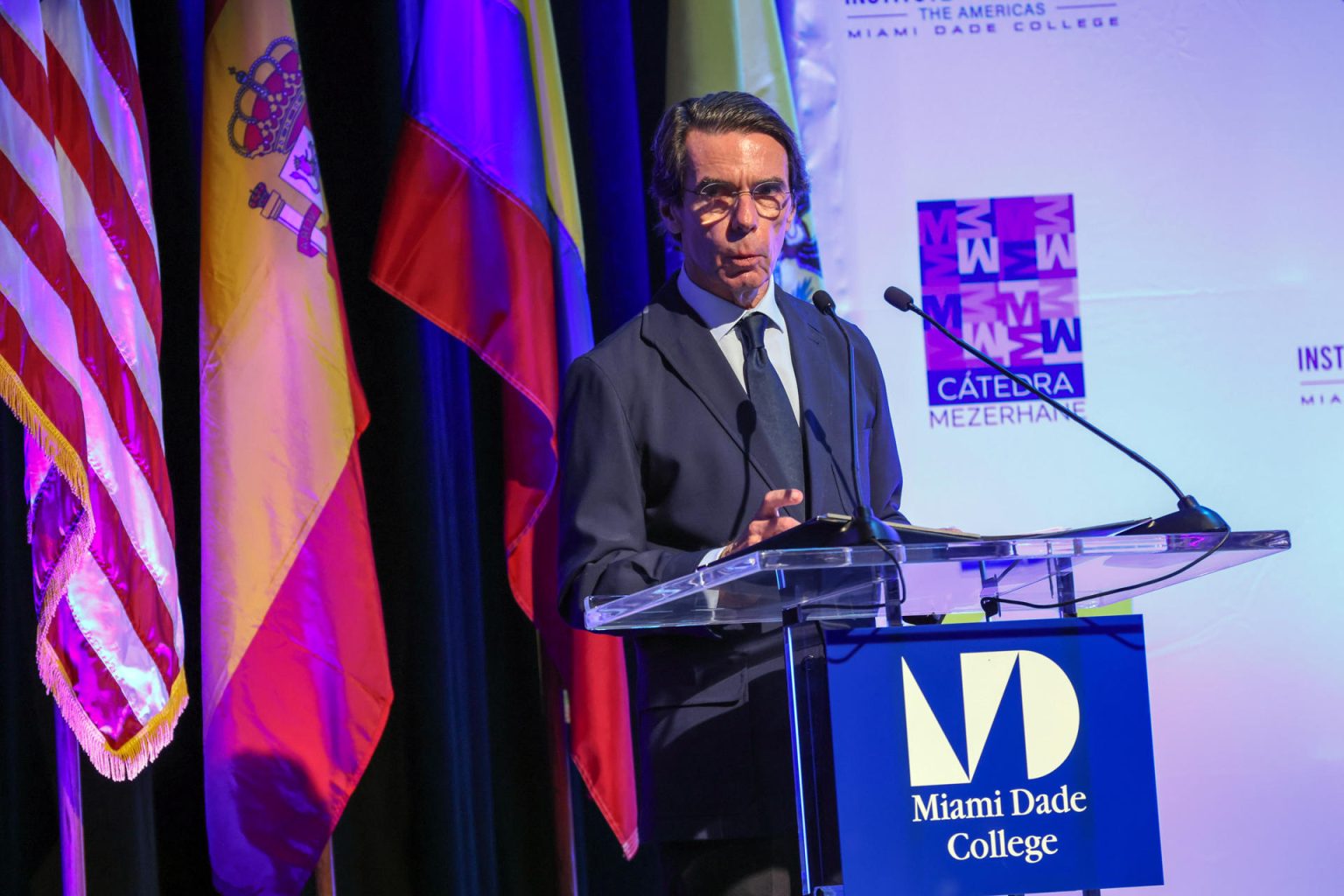 El expresidente del Gobierno español, José María Aznar, habla durante el IX Diálogo Presidencial del Grupo IDEA sobre democracia de ciudadanos y migraciones, este jueves en el Miami Dade College (MDC), en Miami, Florida (Estados Unidos). EFE/ Giorgio Viera