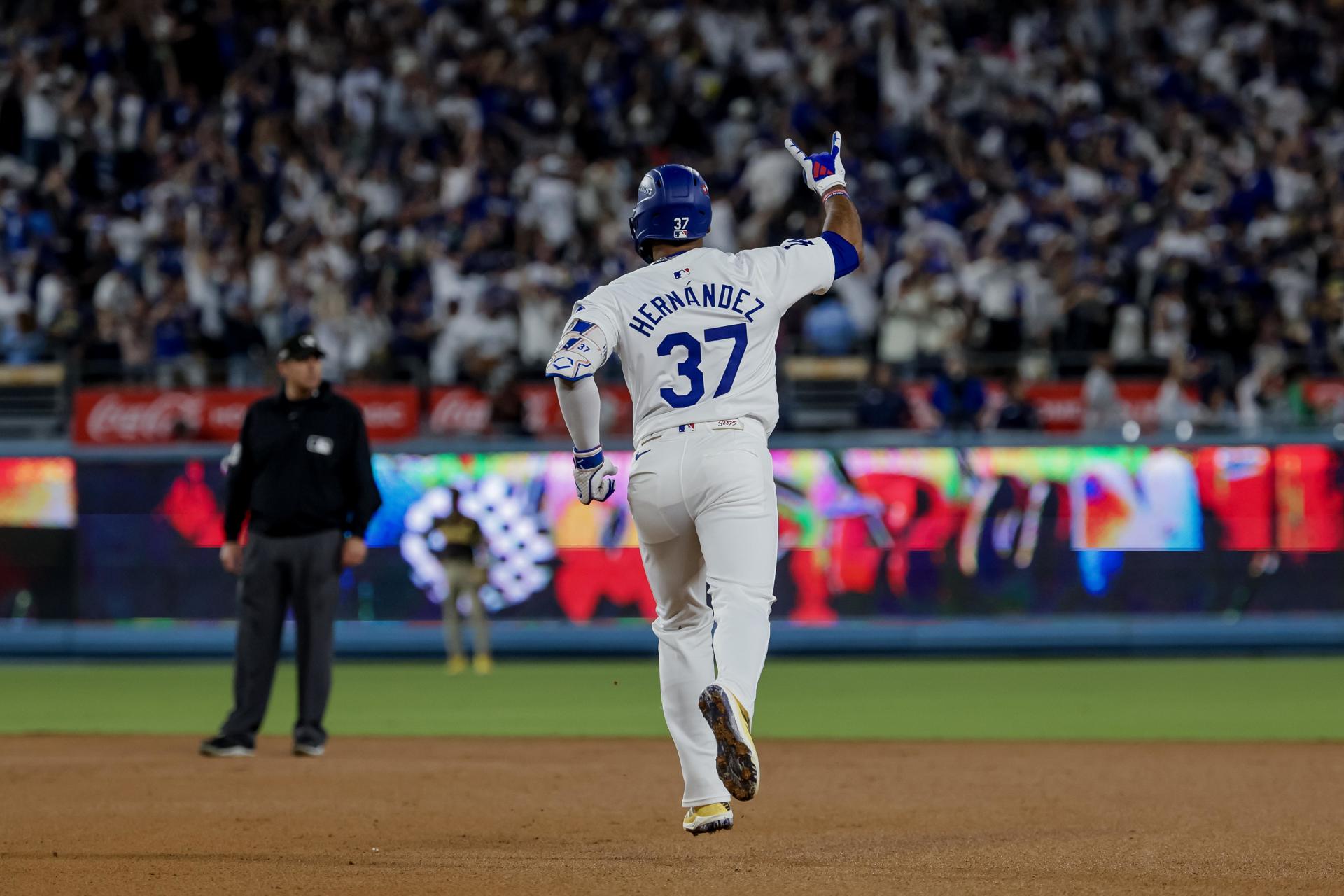 Teoscar Hernandez de los Dodgers de Los Angeles celebra luego de conseguir un jonron ante los Padres de San Diego. EFE/ALLISON DINNER
