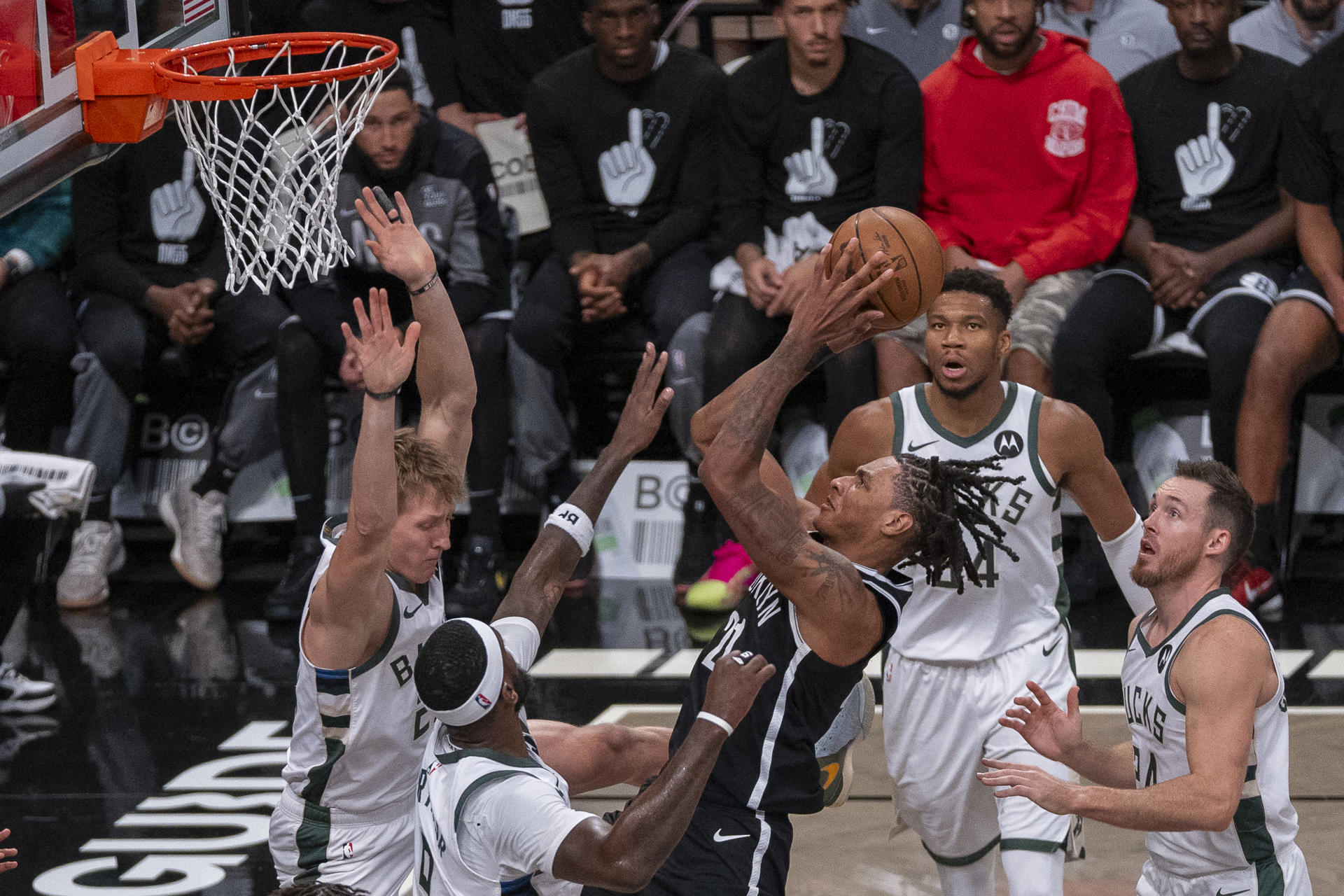 Noah Clowney (c) de los Brooklyn Nets entra a canasta ante varios jugadores de los Milwaukee Bucks, este sábado durante un partido de la NBA en el Barclays Center de Nueva York (Estados Unidos). EFE/ Angel Colmenares
