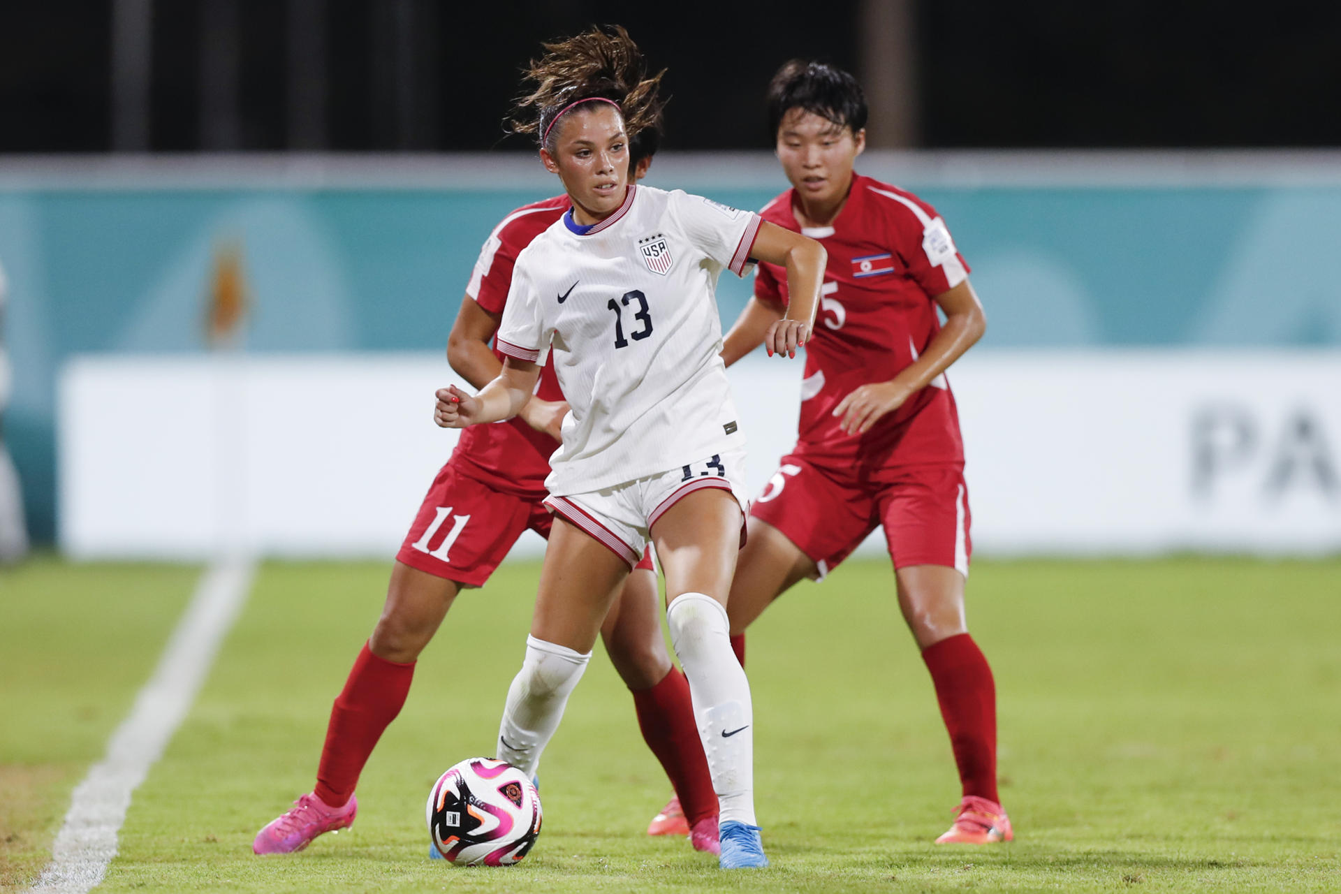 Melanie Barcenas (c) de Estados Unidos disputa un balón con Rim-Jong Choe (i) y Ye-Gyong Ri de Corea del Norte en un partido por la semifinal de la Copa Mundial Femenina sub-17. EFE/ Diana Sánchez
