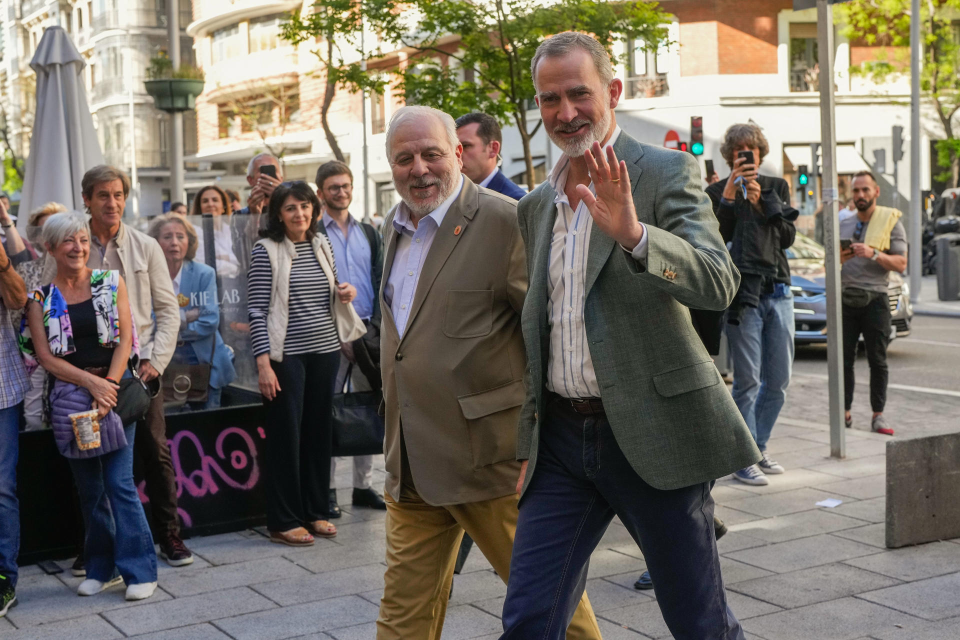 Fotografía de archivo del 12 de abril de 2024 del rey de España, Felipe VI (d), junto al realizador de cine, José Luis López-Linares, a su llegada al estreno de la película documental 'Hispanoamérica' en Madrid (España). EFE/ Borja Sanchez-Trillo
