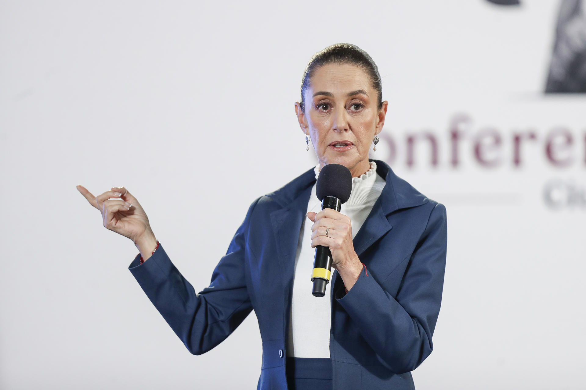 La presidenta de México, Claudia Sheinbaum, habla este jueves durante una rueda de prensa en Palacio Nacional, de la Ciudad de México (México). EFE/ Isaac Esquivel
