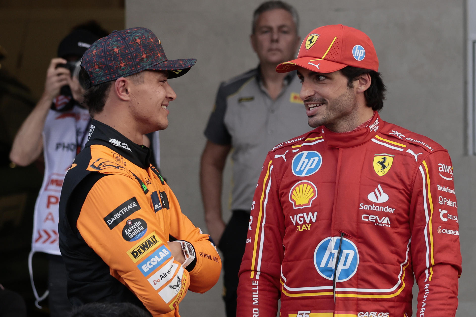 Los pilotos Carlos Sainz (d) de Ferrari y Lando Norris de McLaren, hablan este sábado al final de la sesión de clasificación del Gran Premio de Fórmula 1 en el autódromo Hermanos Rodriguez de la Ciudad de México (México). EFE/José Méndez
