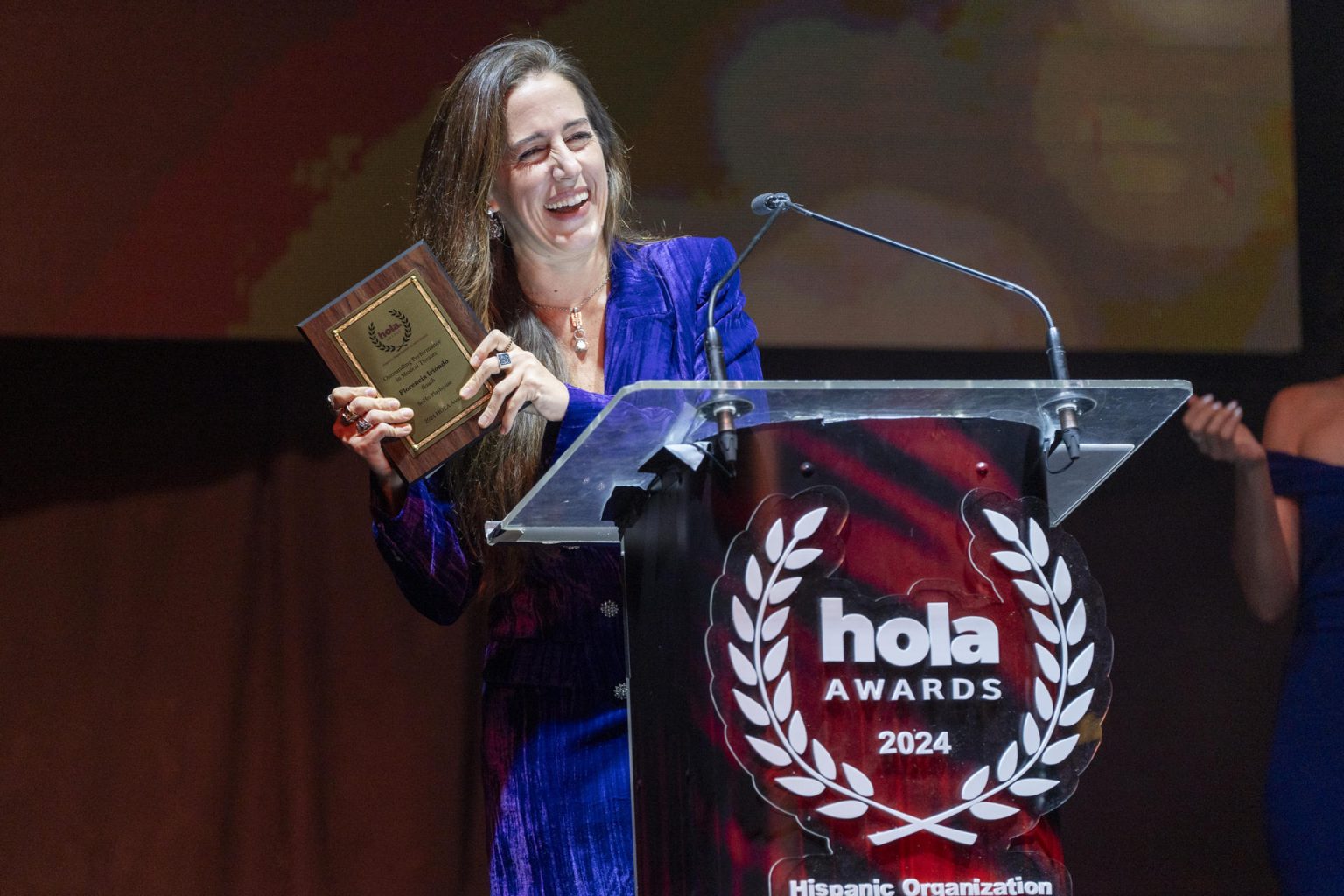 La actriz y dramaturga argentino-estadounidense, Florencia Iriondo, recibe un reconocimiento durante los Premios Hola 2024, este lunes, en Nueva York (Estados Unidos). EFE/ Ángel Colmenares