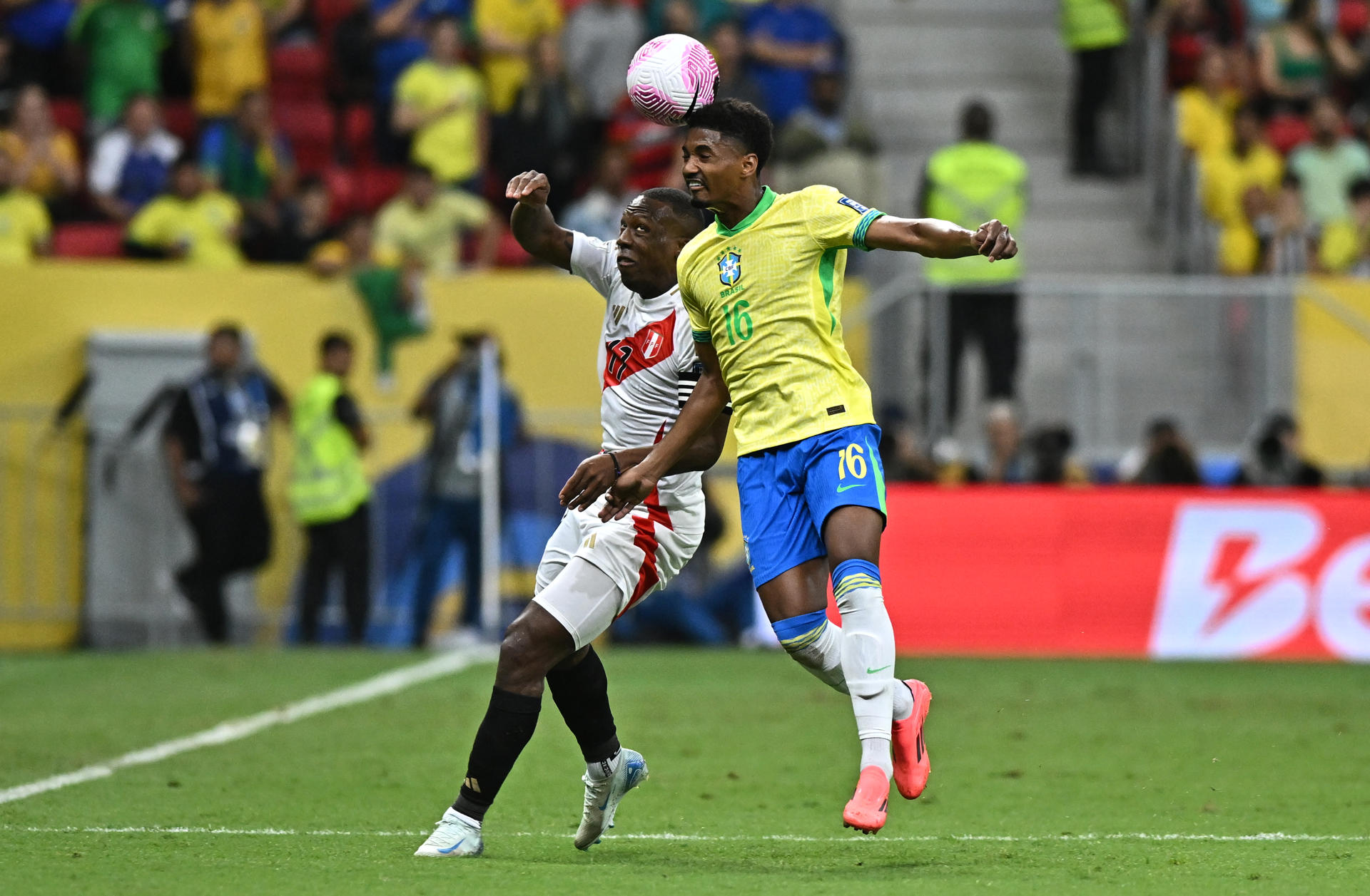 Abner (d) de Brasil disputa el balón con Luis Advíncula de Perú en un partido de las eliminatorias sudamericanas el Mundial de 2026. EFE/ Andre Borges
