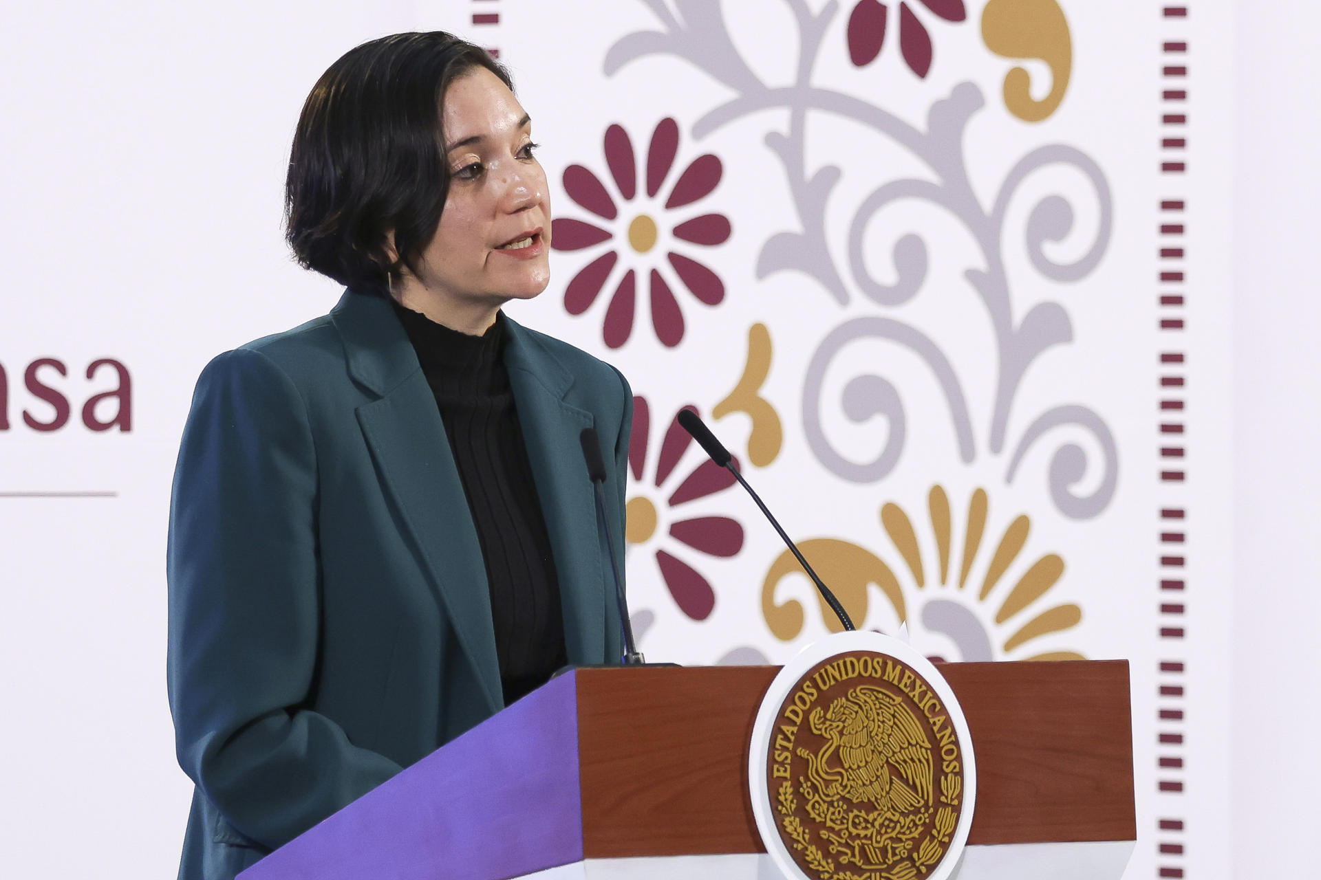 Fotografía cedida por la Presidencia de México de la secretaria ejecutiva del Sistema Nacional de Seguridad Pública, Marcela Figueroa, durante su participación en una rueda de prensa en el Palacio Nacional, este martes en la Ciudad de México (México). EFE/ Presidencia de México/SOLO USO EDITORIAL/SOLO DISPONIBLE PARA ILUSTRAR LA NOTICIA QUE ACOMPAÑA(CRÉDITO OBLIGATORIO)
