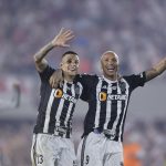 Guilherme Arana (i) y Deyverson, dos de los jugadores clave del Atlético Mineiro, celebran el paso a la final de la Libertadores tras eliminar a River Plate en Buenos Aires (Argentina). EFE/ Juan Ignacio Roncoroni