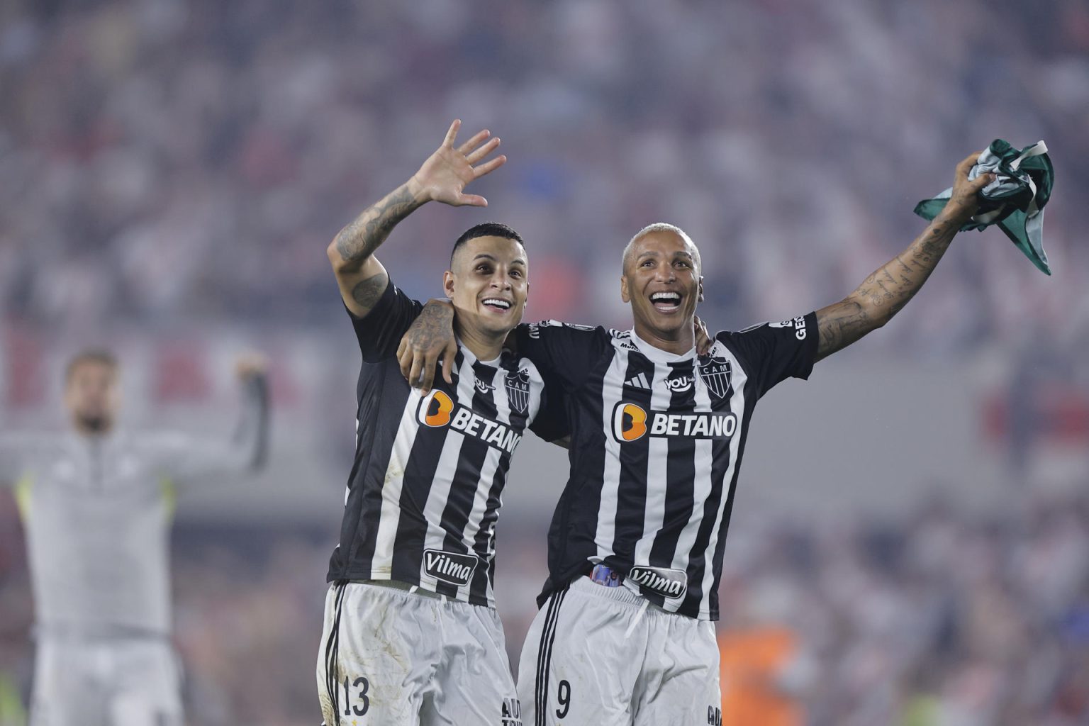 Guilherme Arana (i) y Deyverson, dos de los jugadores clave del Atlético Mineiro, celebran el paso a la final de la Libertadores tras eliminar a River Plate en Buenos Aires (Argentina). EFE/ Juan Ignacio Roncoroni