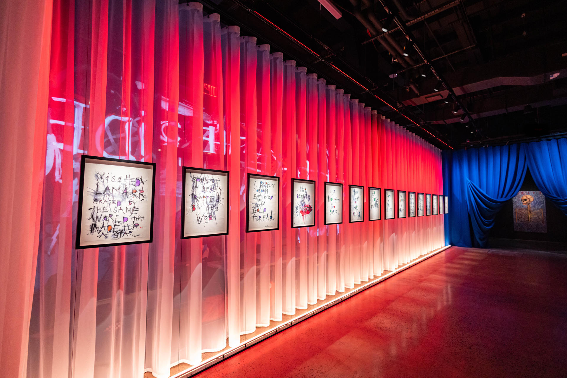 Fotografía cedida por la organización BAUART del apartado 'Hedy Lamarr', con obras dedicadas a la actriz e inventora Hedy Lamarr por el actor Johnny Depp, exhibidas en la exposición inmersiva 'A bunch of stuff' ('Un montón de cosas') instalada en la planta baja de un edificio del barrio de Chelsea en Nueva York (EE. UU). EFE/BAUART /SOLO USO EDITORIAL /NO VENTAS /SOLO DISPONIBLE PARA ILUSTRAR LA NOTICIA QUE ACOMPAÑA /CRÉDITO OBLIGATORIO
