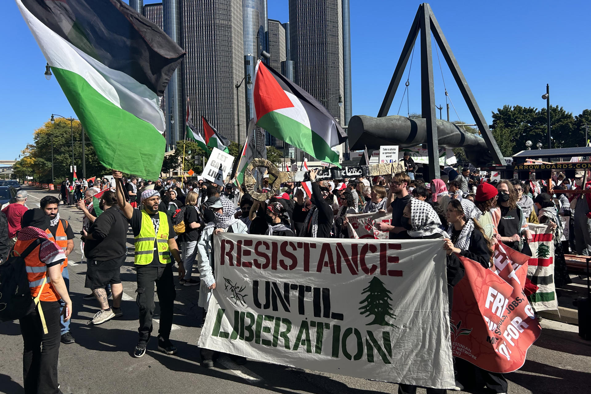 Fotografía del 5 de octubre de 2024 de un grupo de árabes manifestandose contra las guerras en Gaza y Líbano en Dearborn, Michigan (Estados Unidos). EFE/Javier Otazu
