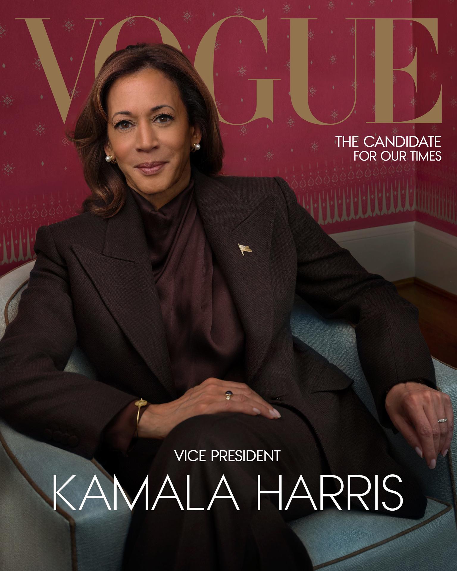 Fotografía divulgada por la revista Vogue donde se muestra la portada dedicada a la vicepresidenta Kamala Harris luciendo un traje de Gabriela Hearst y unos aretes de Tiffany posando el 7 de octubre de 2024 en su residencia oficial en Washington. EFE/Annie Leibovitz/Vogue /SOLO USO EDITORIAL /NO VENTAS /SOLO DISPONIBLE PARA ILUSTRAR LA NOTICIA QUE ACOMPAÑA /CRÉDITO OBLIGATORIO (CRÉDITO OBLIGATORIO: Annie Leibovitz/Vogue)