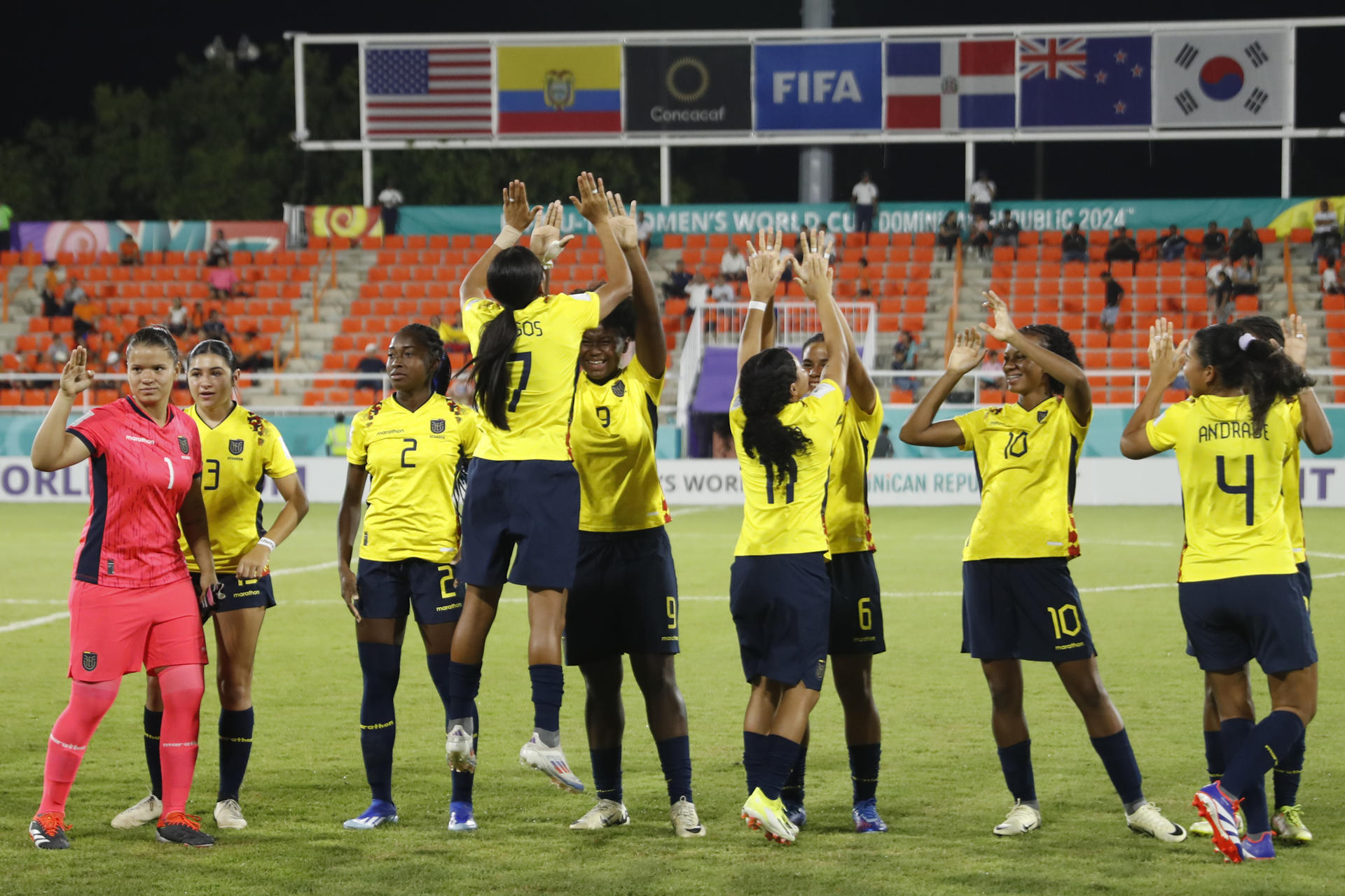 Las jugadoras de la selección sub-17 de Ecuador celebran este martes su clasificación a los cuartos de final del Mundial, instancia en la que se medirán este domingo con la de España.EFE/ Diana Sánchez
