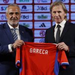 El presidente de la Asociación Nacional de Fútbol Profesional (ANFP) de Chile, Pablo Milad (i) y argentino Ricardo Gareca, en una imagen de archivo. EFE/Elvis González