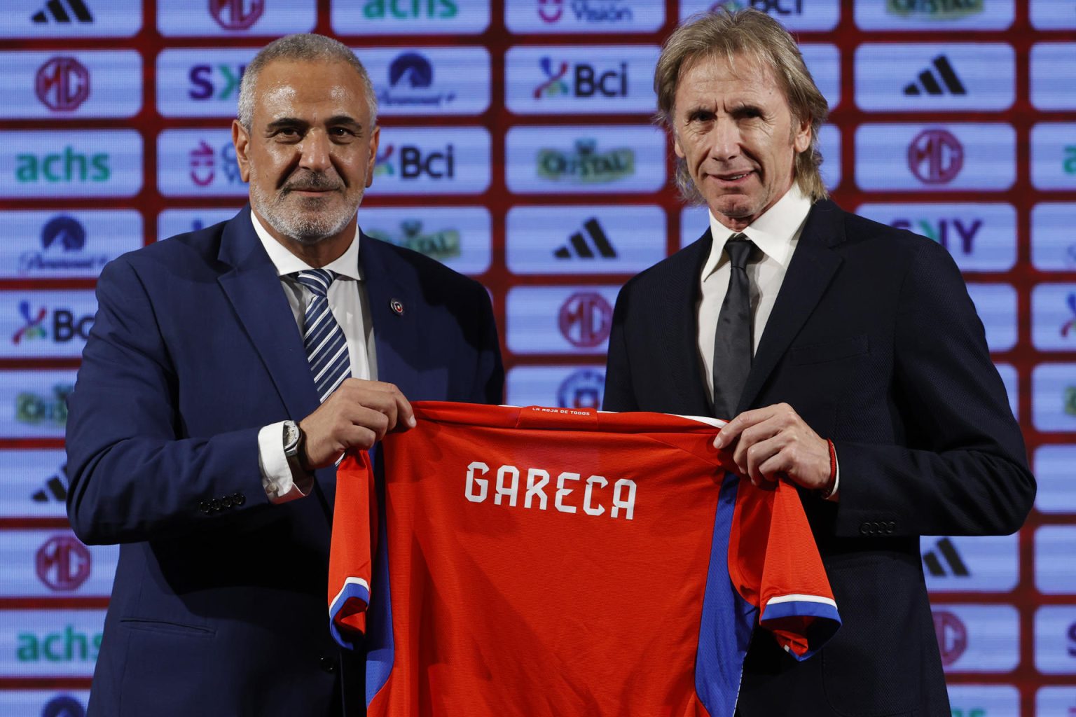 El presidente de la Asociación Nacional de Fútbol Profesional (ANFP) de Chile, Pablo Milad (i) y argentino Ricardo Gareca, en una imagen de archivo. EFE/Elvis González