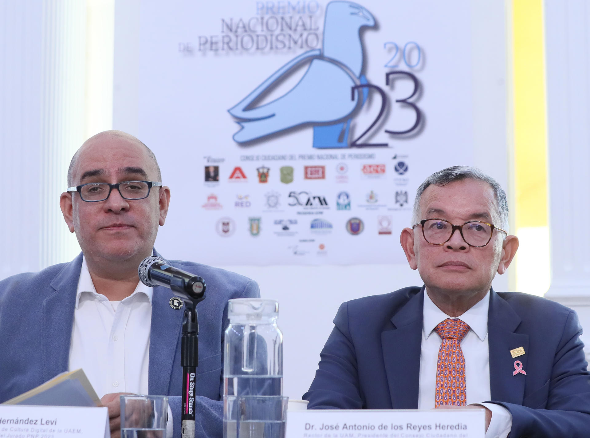 El rector de la UAM,presidente del Consejo Ciudadadano del Premio Nacional de Periodismo,dr José Antomio de los Reyes Heredia/d) y el jefe del departamento de cultura digital de la UAEM,y presidente del jurado PNP 2023, Bruno Hernández Levi(i) hablan este martes durante la rueda de prensa de "Inteligencia Artificial" en el Centro Cultural Casa del Tiempo de la Ciudad de México (México). EFE/ Mario Guzmán
