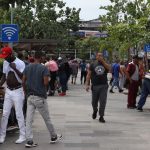 Migrantes permanecen este miércoles en las principales plazas públicas y calles del municipio de Tapachula en el estado de Chiapas (México). EFE/Juan Manuel Blanco