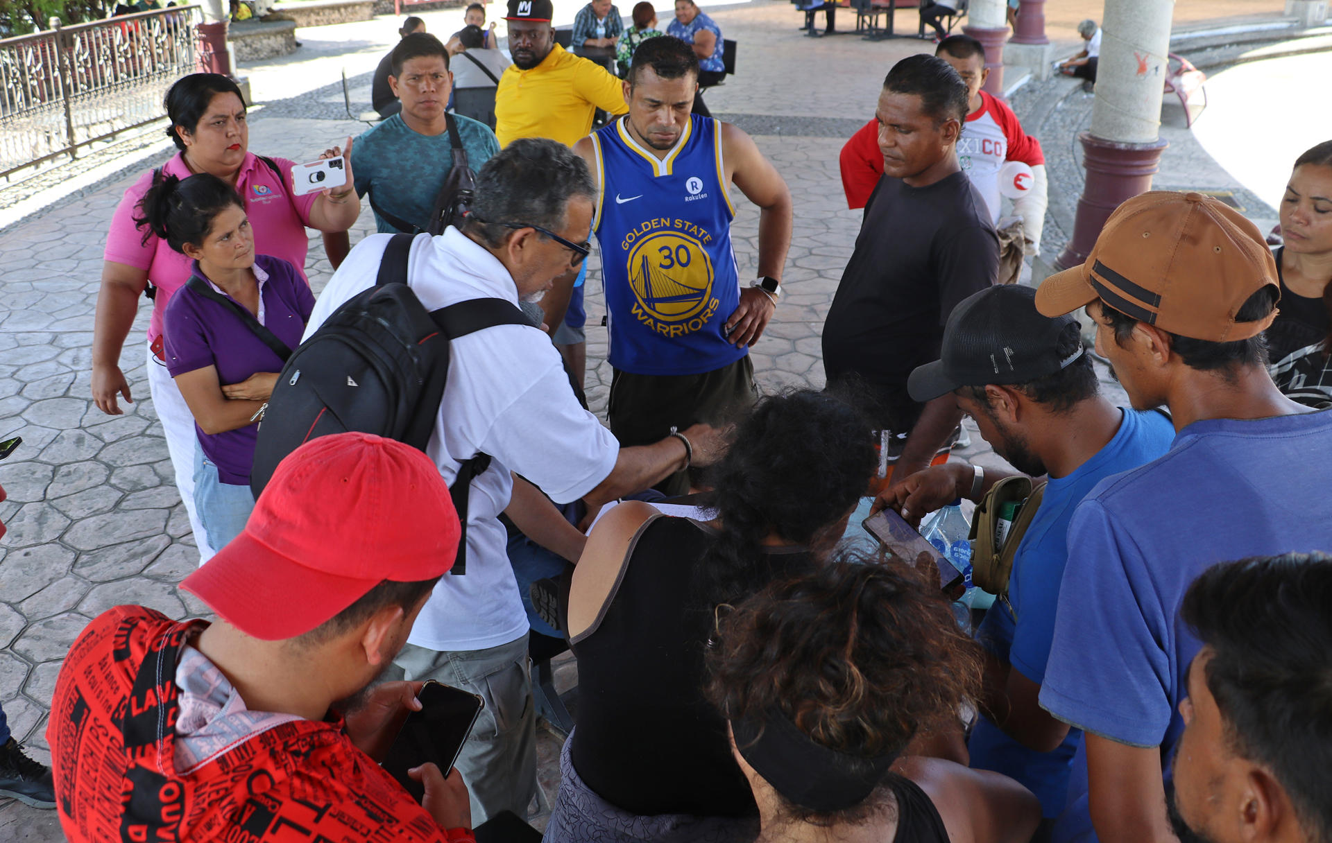 Migrantes permanecen en una plaza pública del municipio de Tapachula, este sábado en el estado de Chiapas (México). EFE/Juan Manuel Blanco
