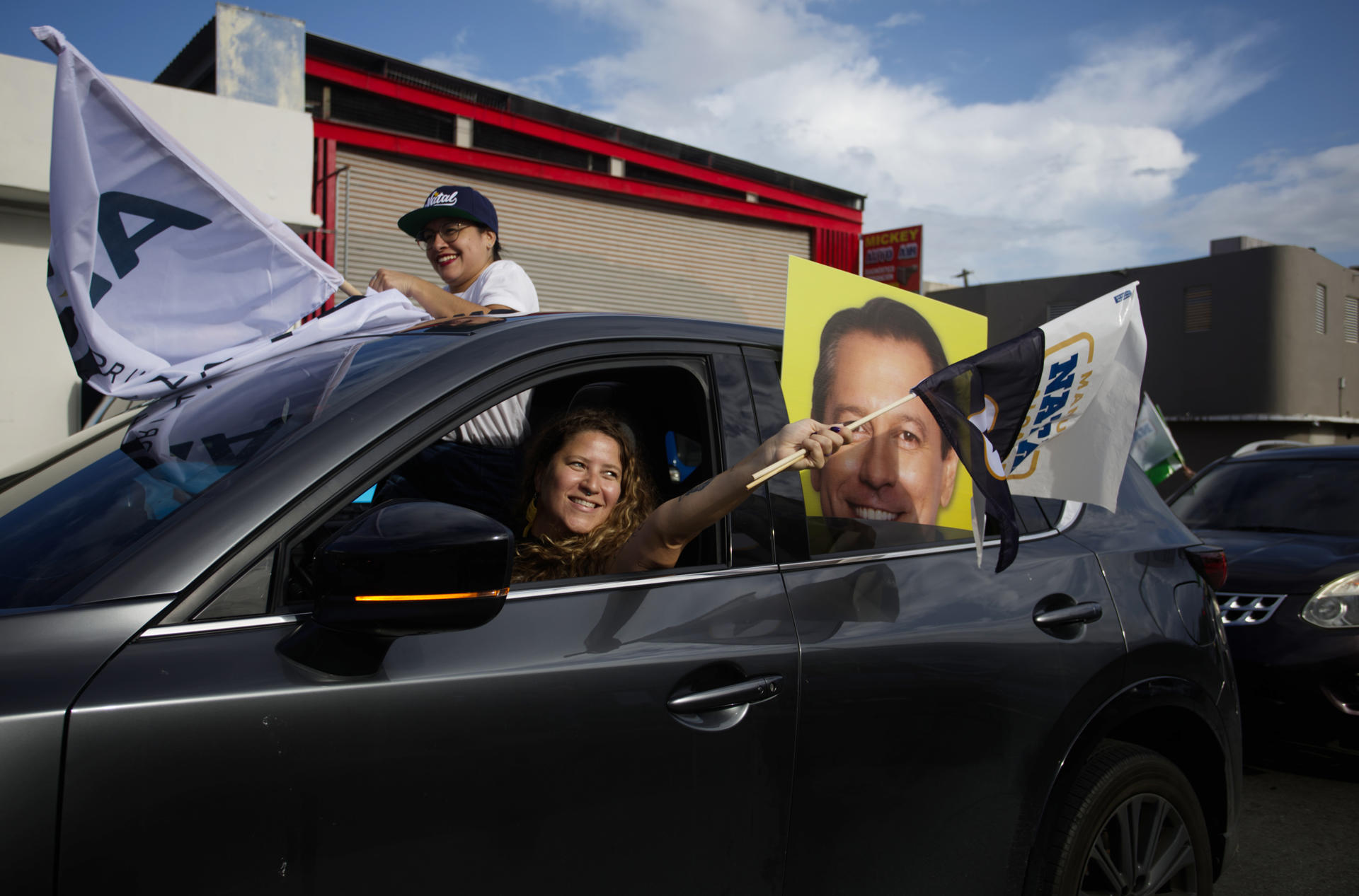 Simpatizantes de Alianza de País participan en sus vehículos en la 'Caravana del Triunfo', este sábado en San Juan (Puerto Rico). EFE/ Thais Llorca
