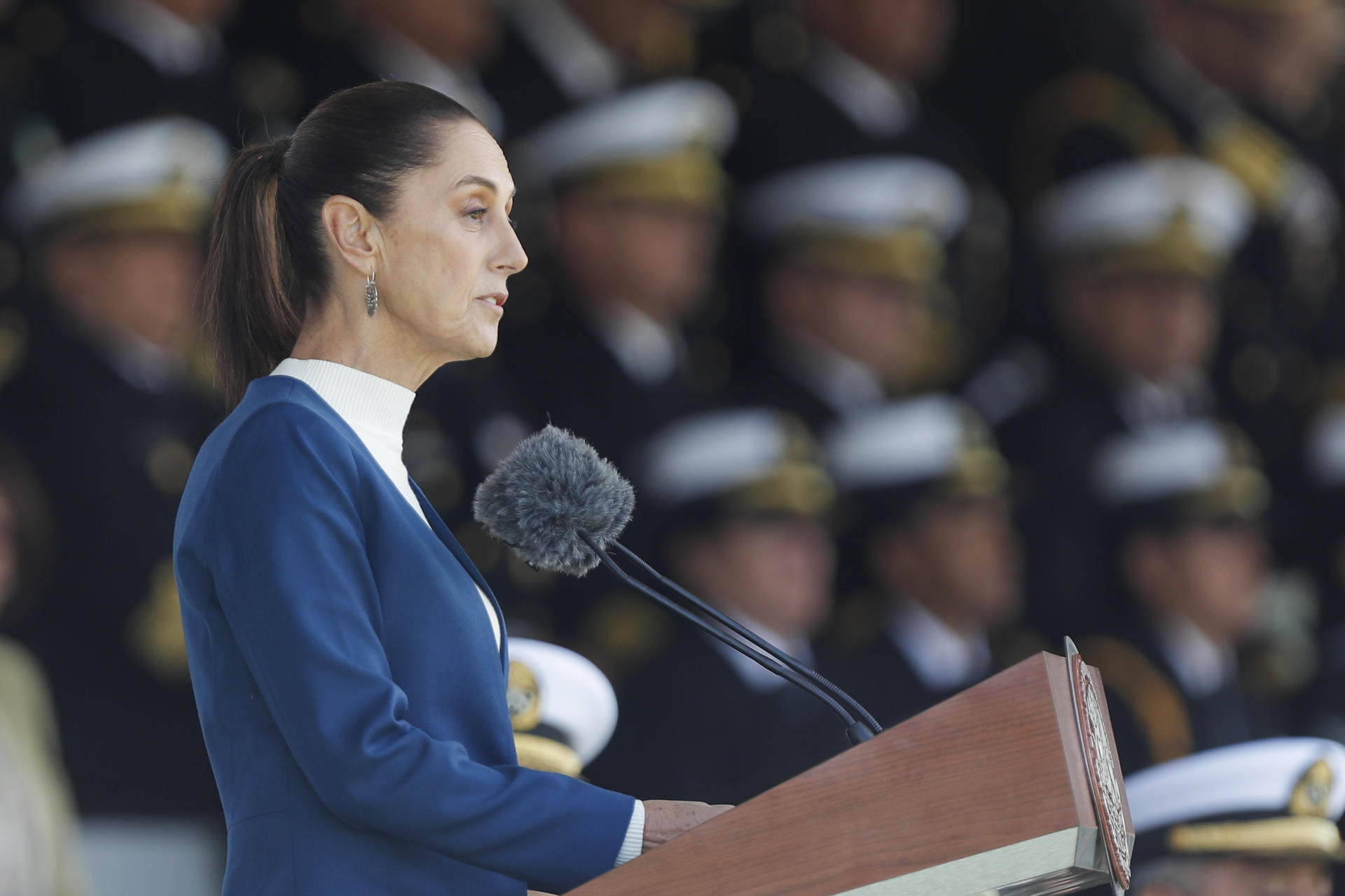 La presidenta de México, Claudia Sheinbaum (c), habla durante la ceremonia de saludo a las Fuerzas Armadas y Guardia Nacional, este jueves en el Campo Marte de la Ciudad de México (México). EFE/ Isaac Esquivel
