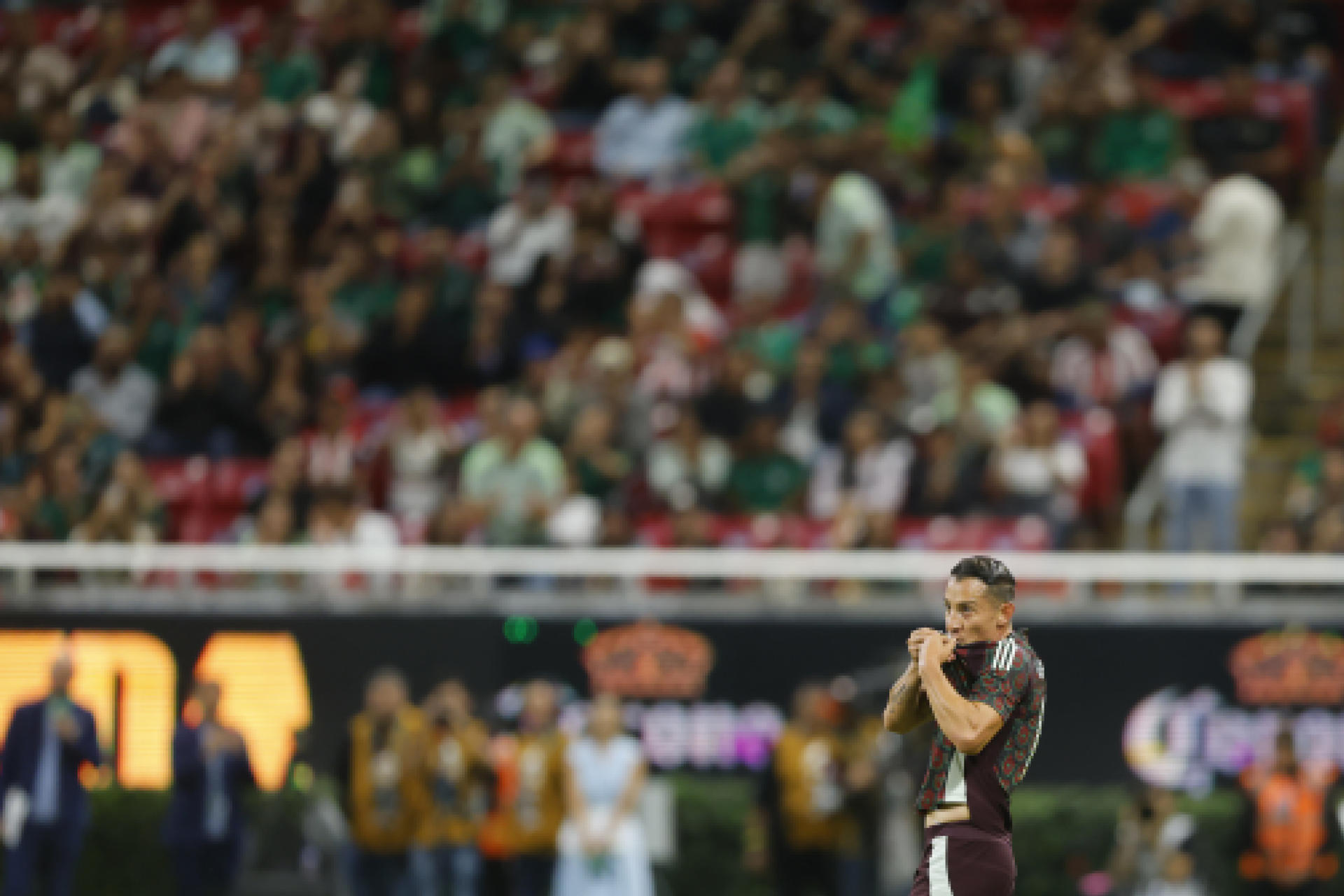 Andrés Guardado de México besa la camiseta en un partido amistoso ante Estados Unidos, este martes en el Estadio Akron, en Guadalajara (México). EFE/ Francisco Guasco
