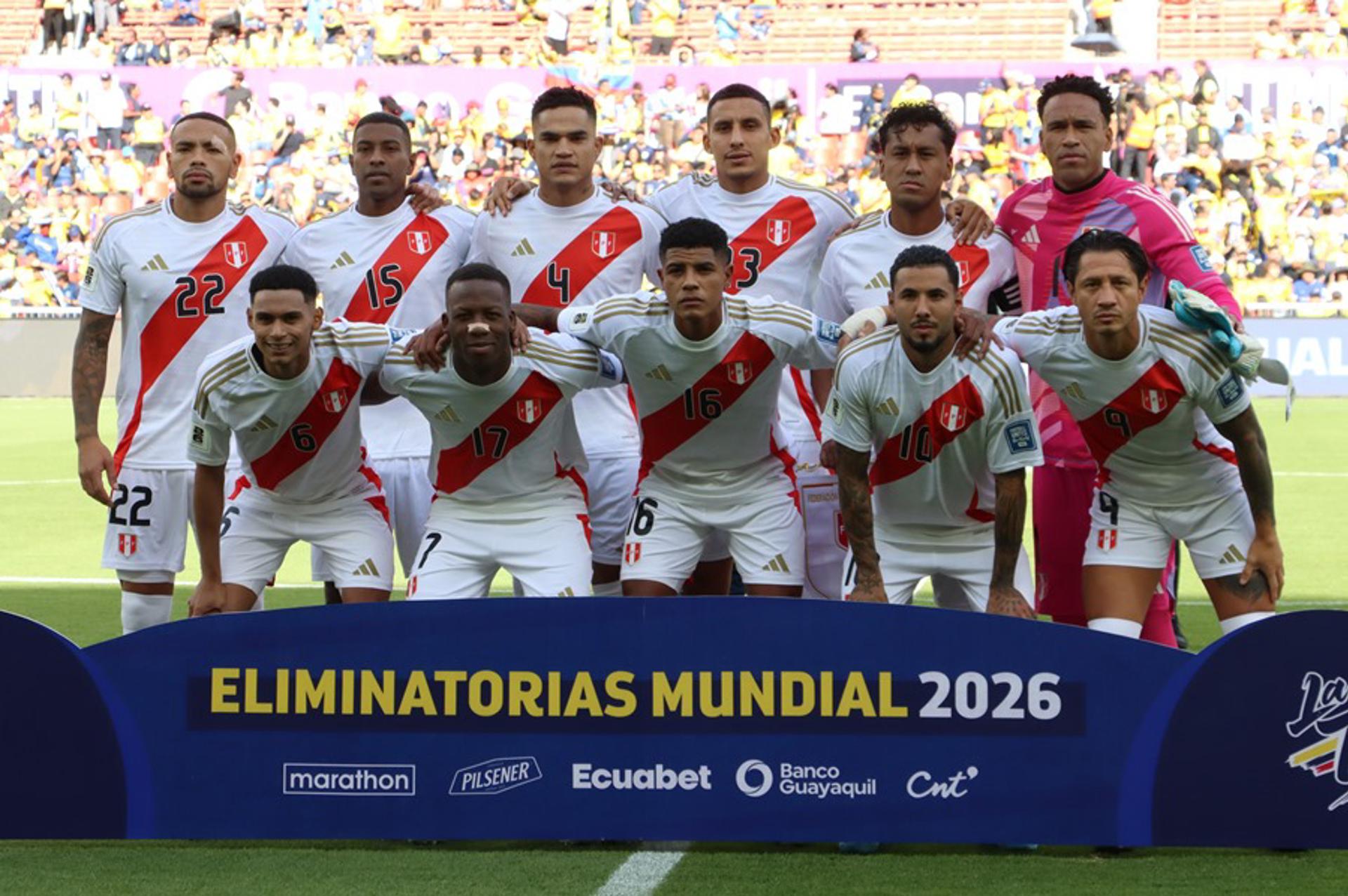 Fotografía de archivo, tomada el pasado 10 de septiembre, en la que se registró a los titulares de la selección peruana de fútbol, antes de enfrentar a Ecuador por la fecha 8 de las eliminatorias sudamericanas al Mundial FIFA de 2026, en el estadio Rodrigo Paz Delgado de Quito (Ecuador). EFE/Rolando Enríquez
